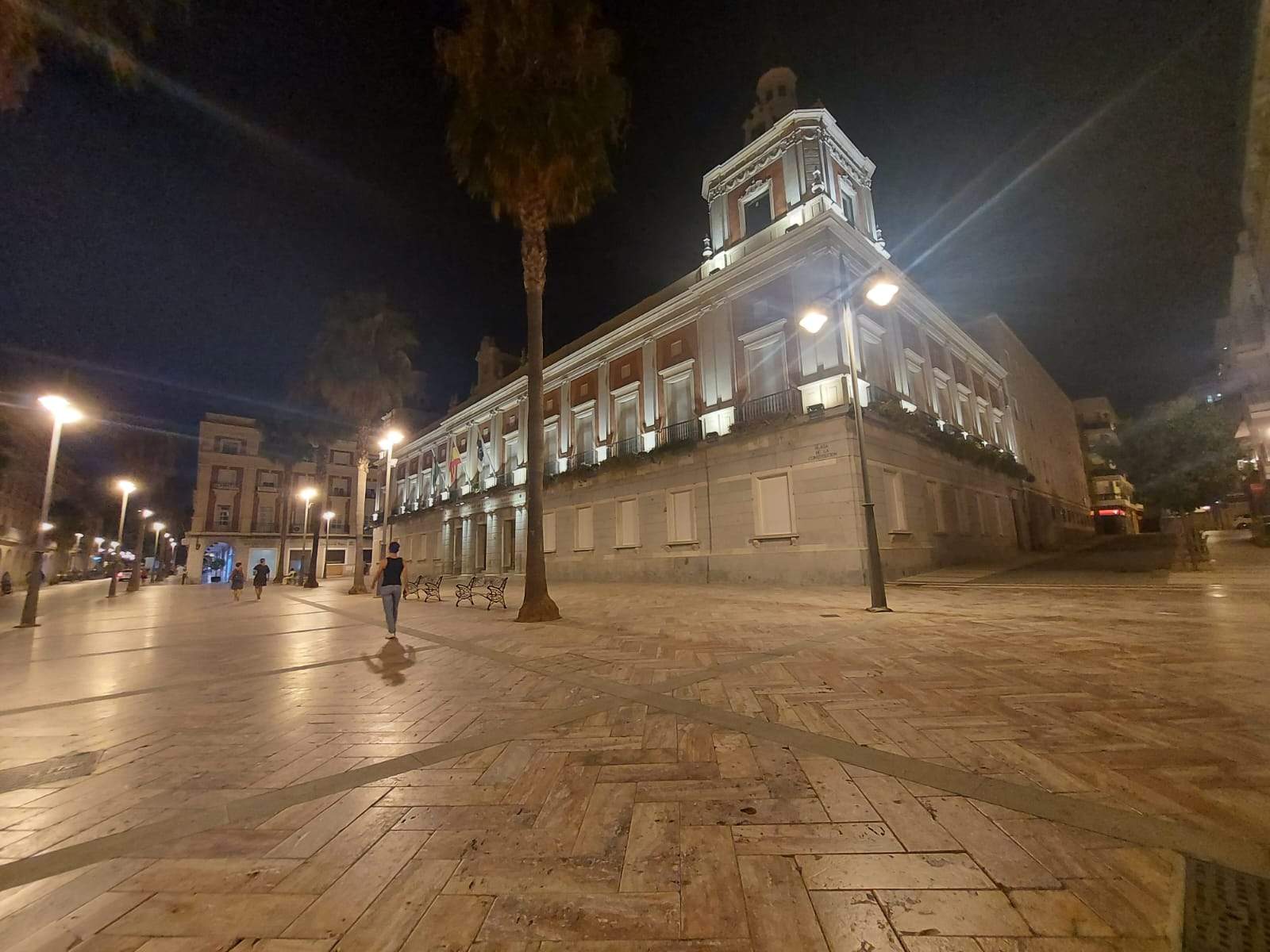 El edificio del Ayuntamiento, iluminado anoche.