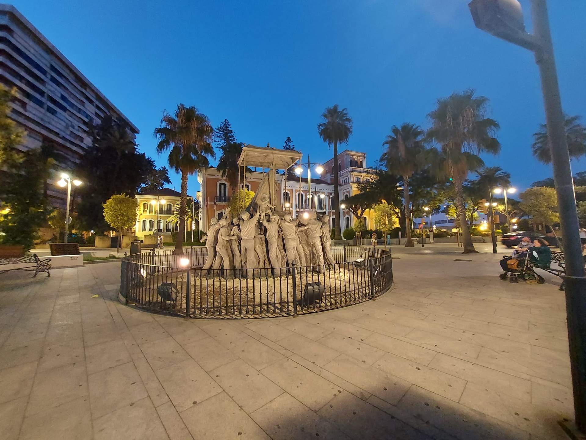 Monumento al Rocío, iluminado; y al fondo la Casa Colón, iluminada.
