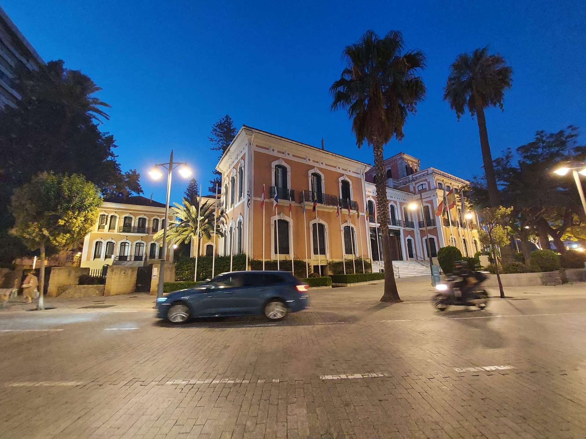 La fachada de la Casa Colín, iluminada.