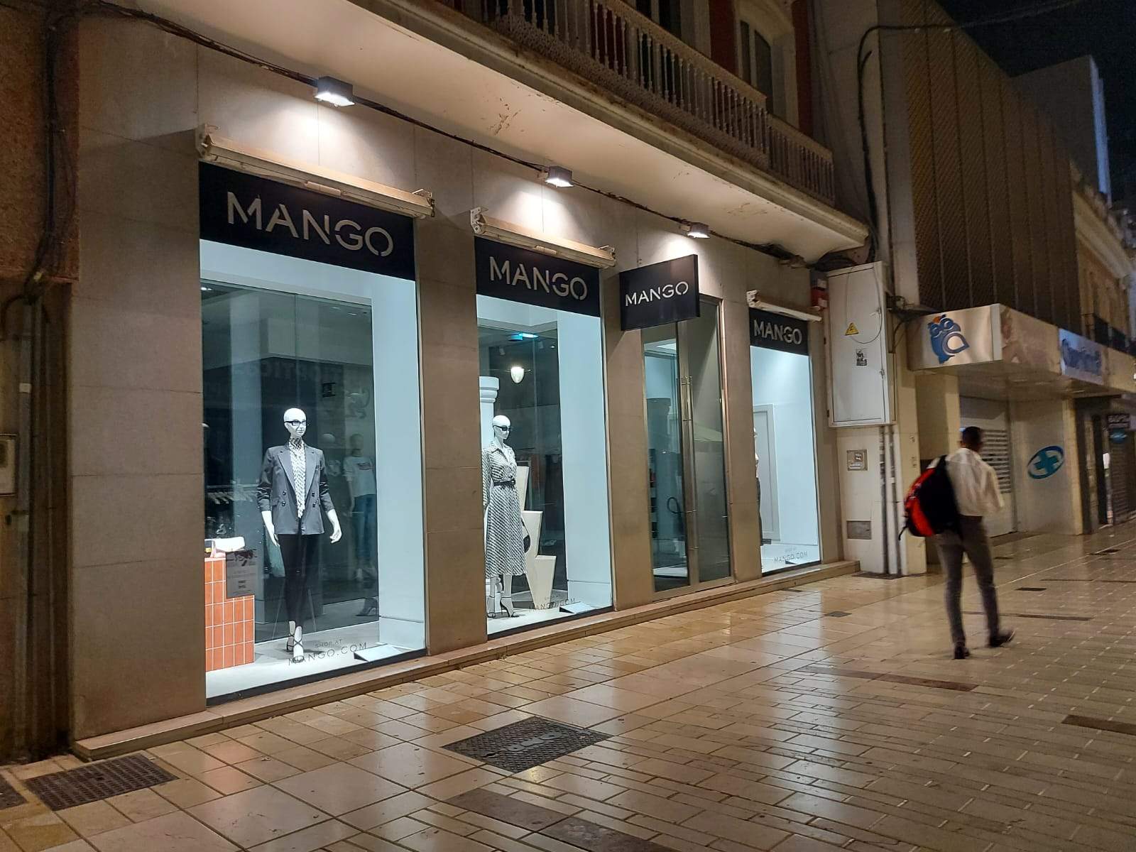 Escaparate de Mango, iluminado anoche después de las 22.00 horas.
