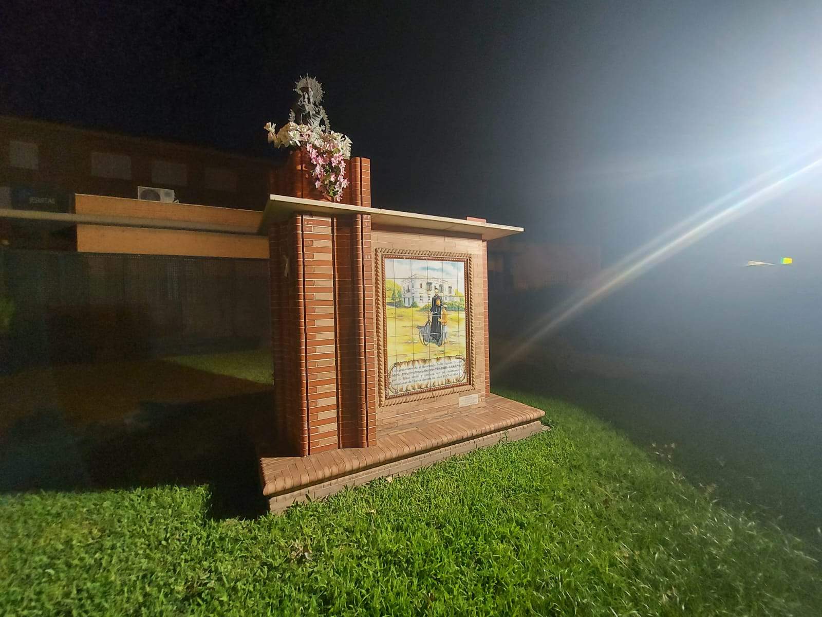 Monumento al Padre Laraña, iluminado.