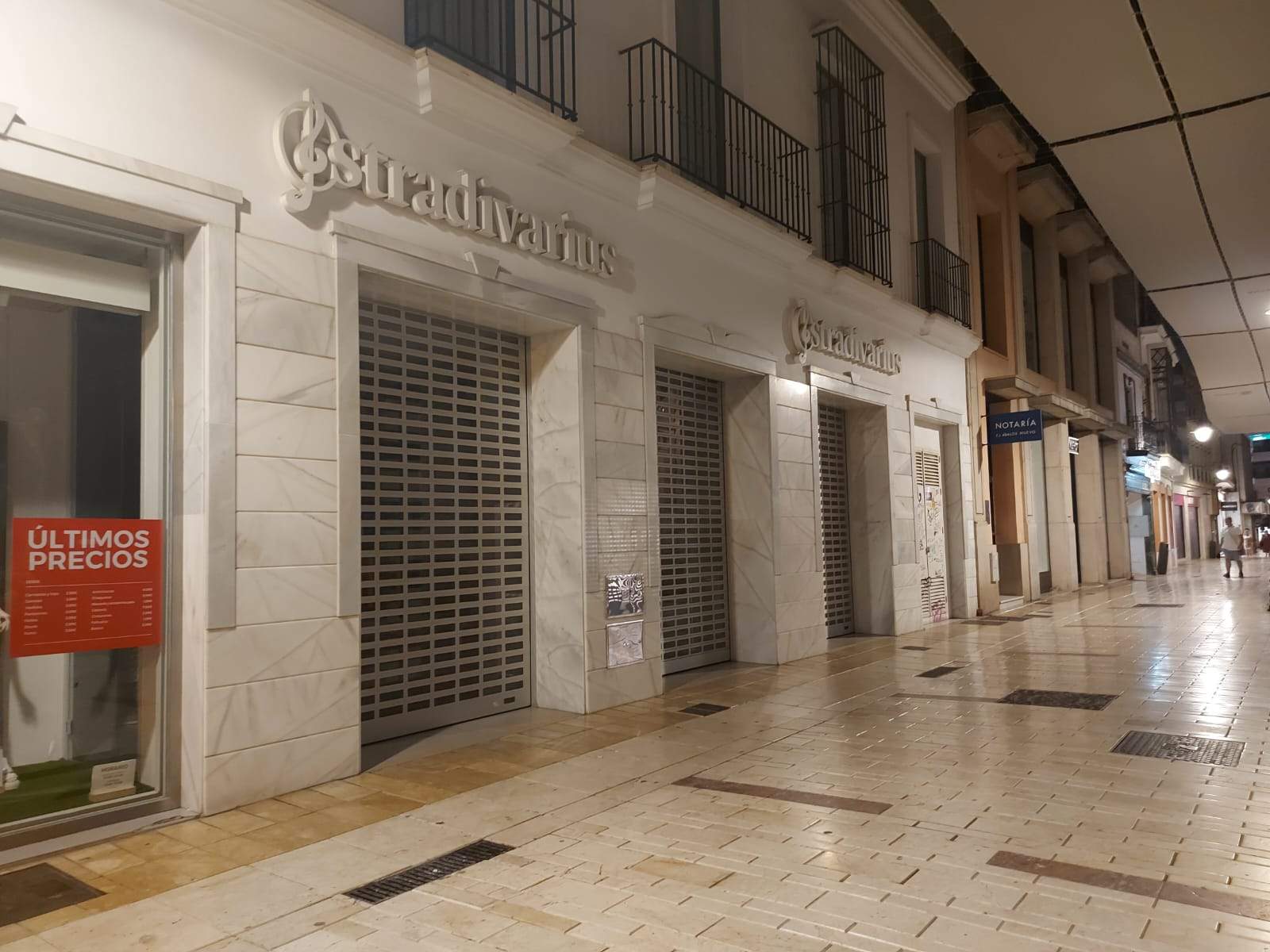 Stradivarius, con el escaparate ya apagado.