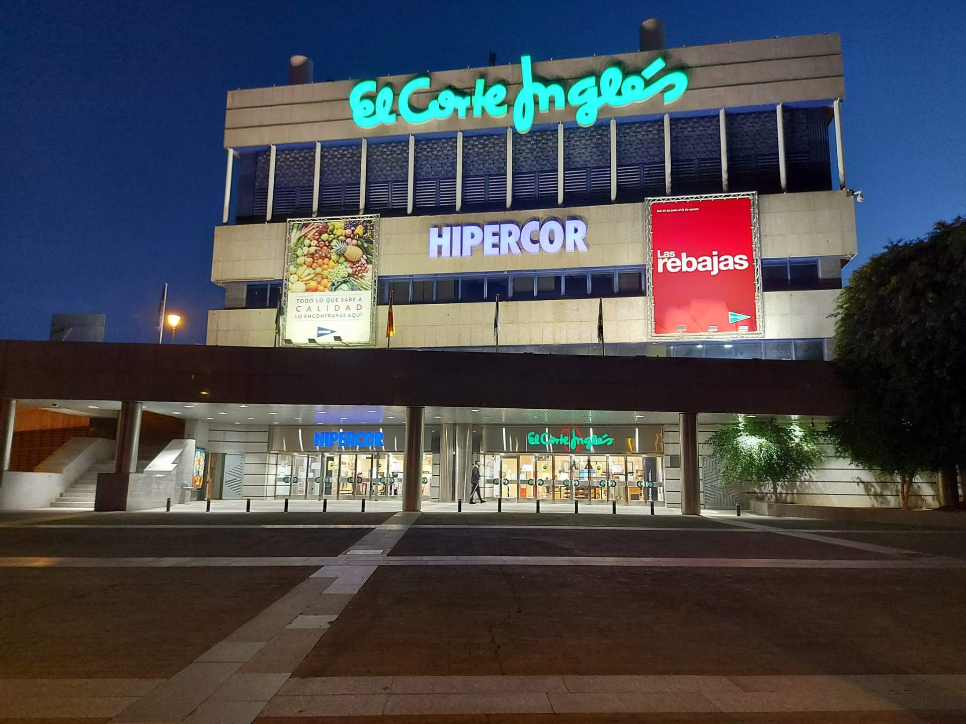 El Corte Inglés, a media iluminación.