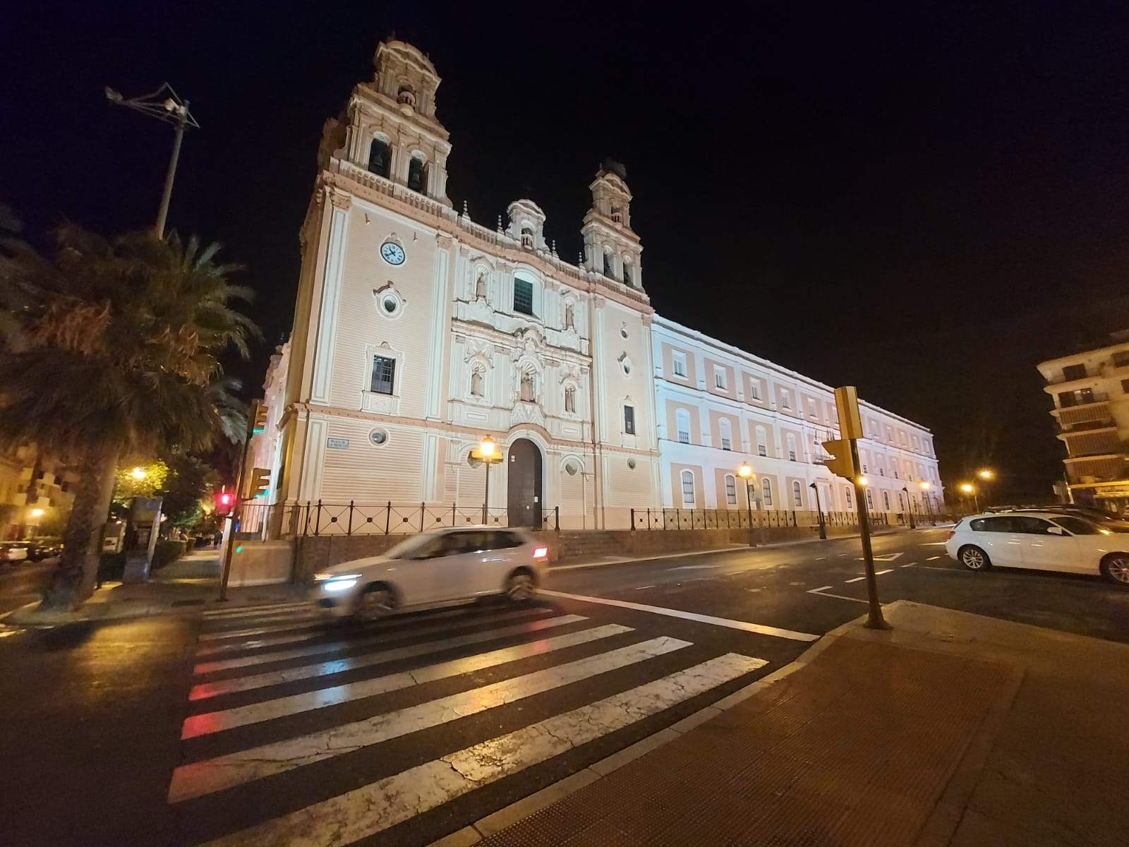 La catedral luce su fachada.