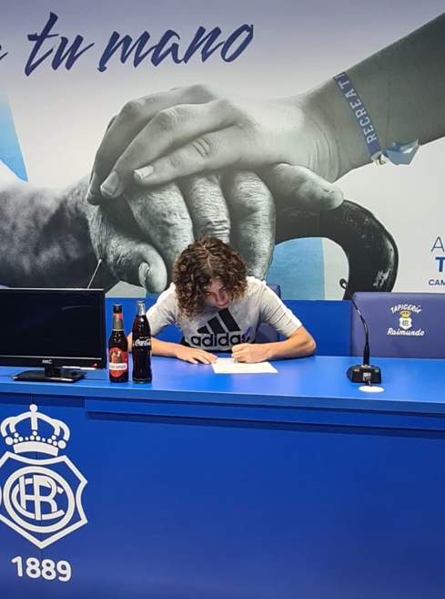 Momento de la firma en la sala de prensa del Recre