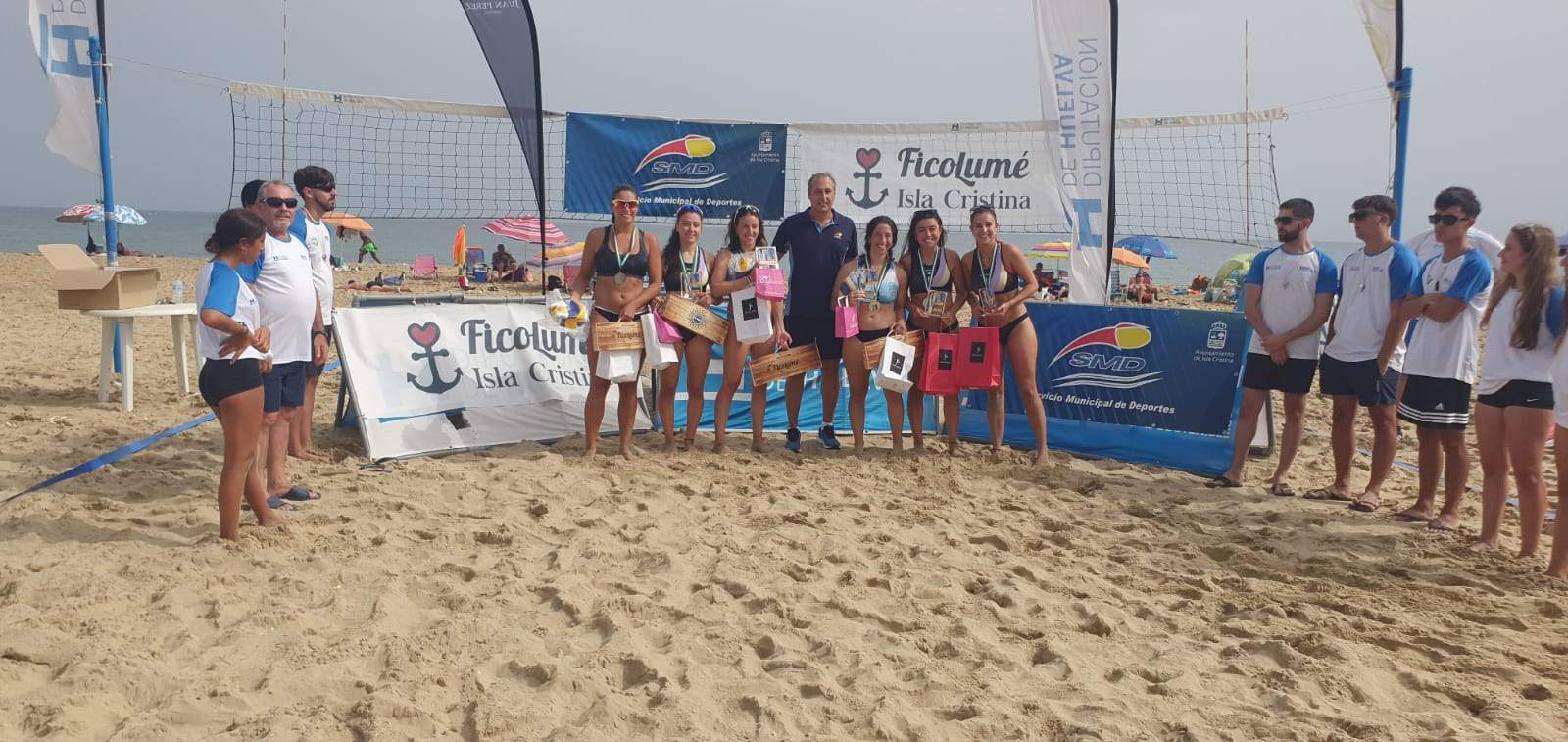 Antonio Peña junto a las ganadoras en las categoria femeninas
