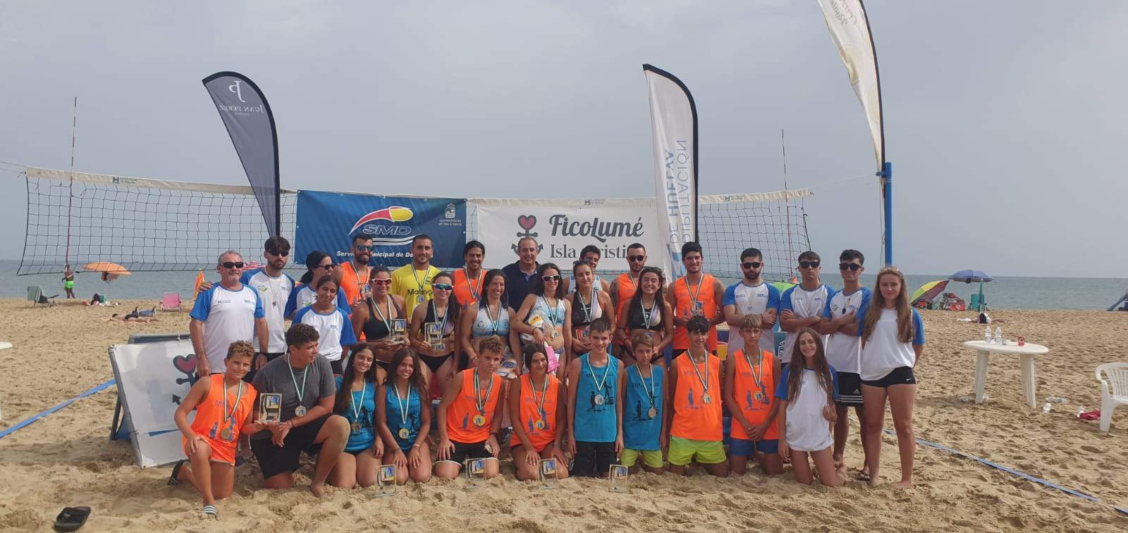 El concejal junto a ganadores y organizadores tras la entrega de trofeos