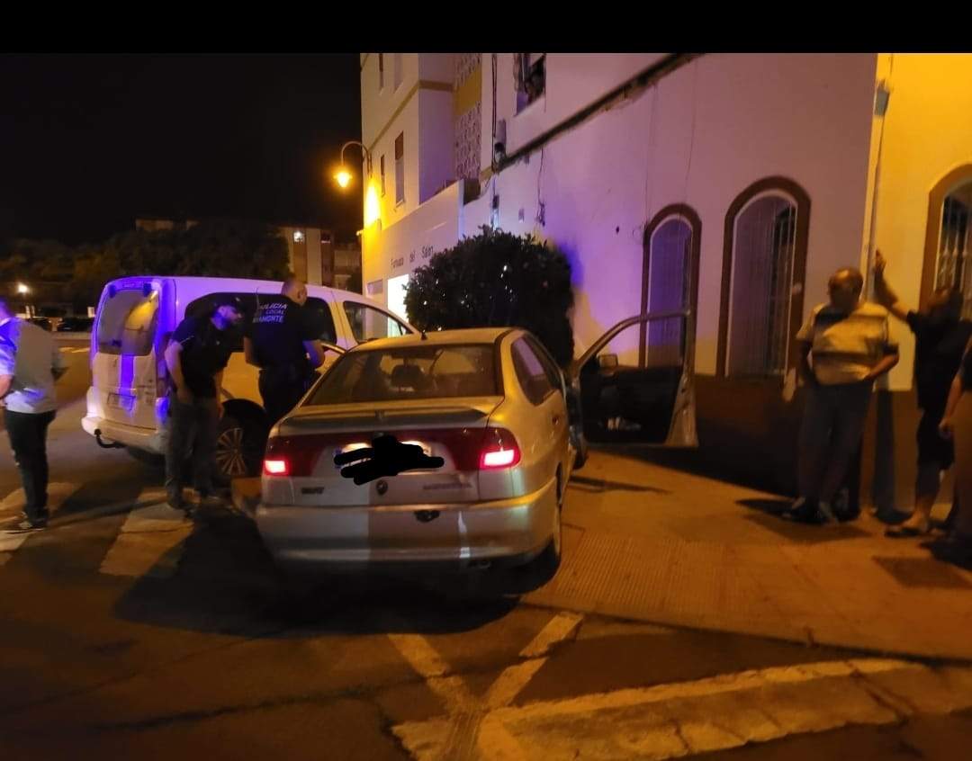 El coche fue inmovilizado y custodiado por los agentes durante toda la noche