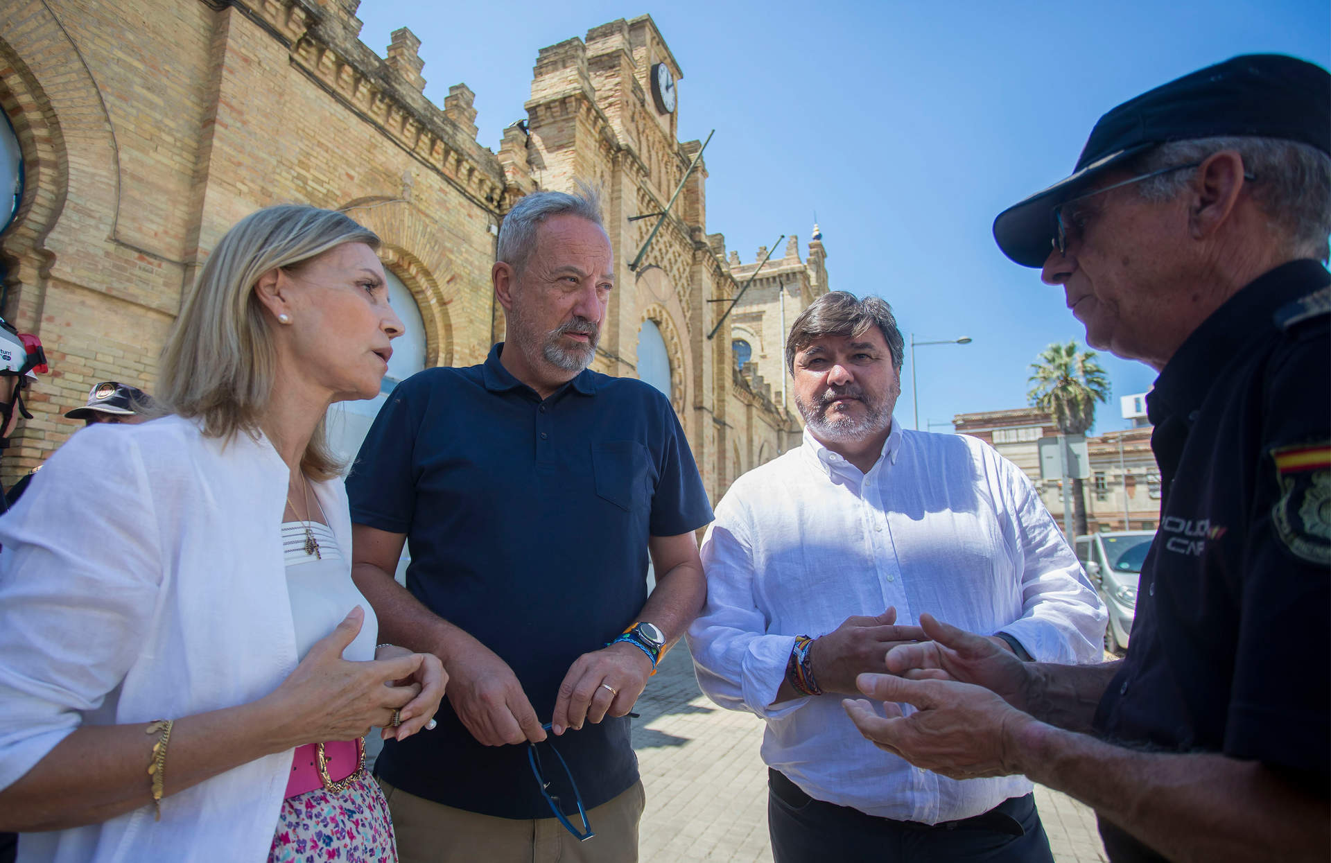Gabriel Cruz y Manuela Parralo conversan con la Policía Local