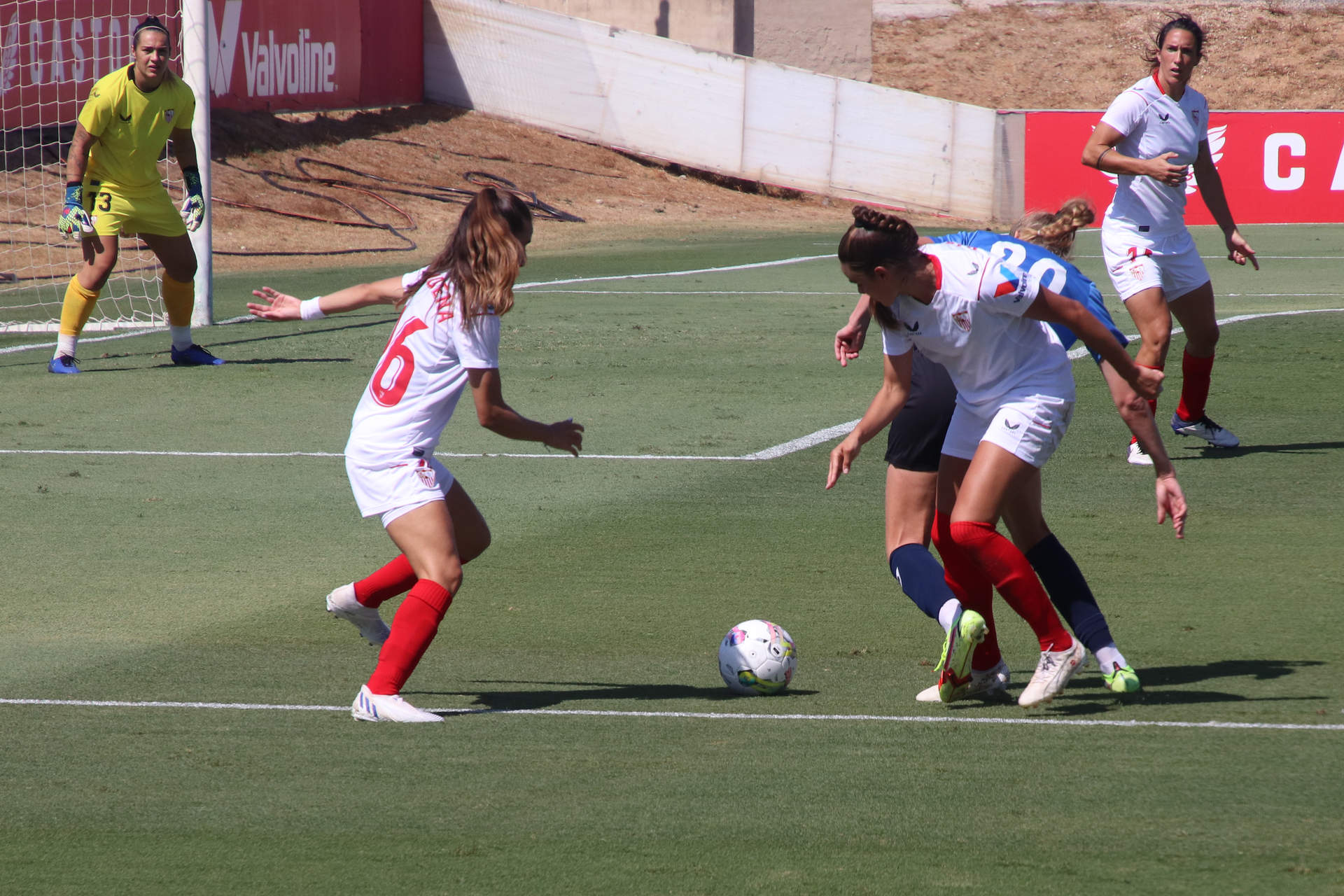 Una jugada del amistoso entre el Sevilla y el Sporting de Huelva.