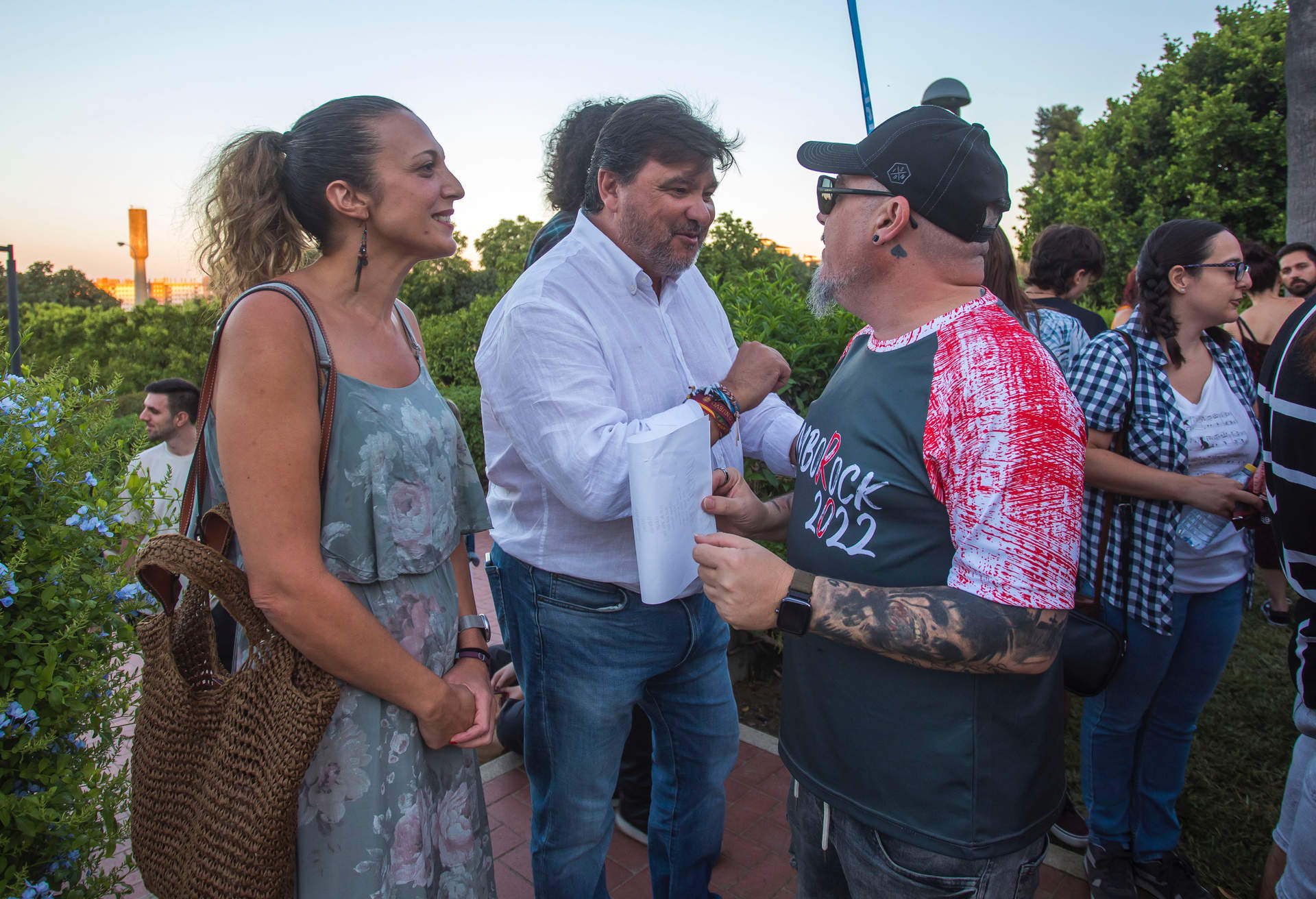Cruz dialoga con uno de los músicos del Comborock.