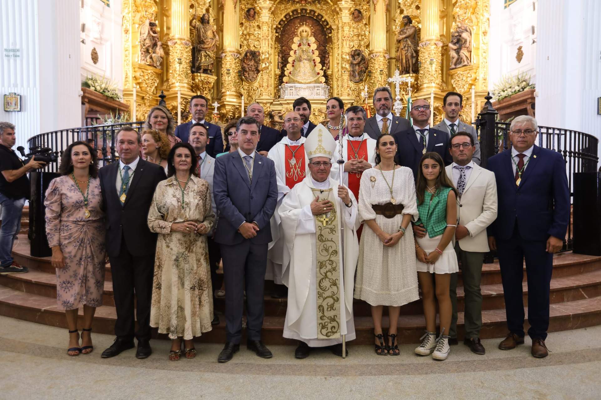 El Obispo junto a integrantes de la Hermandad Matriz y la hermana mayor.