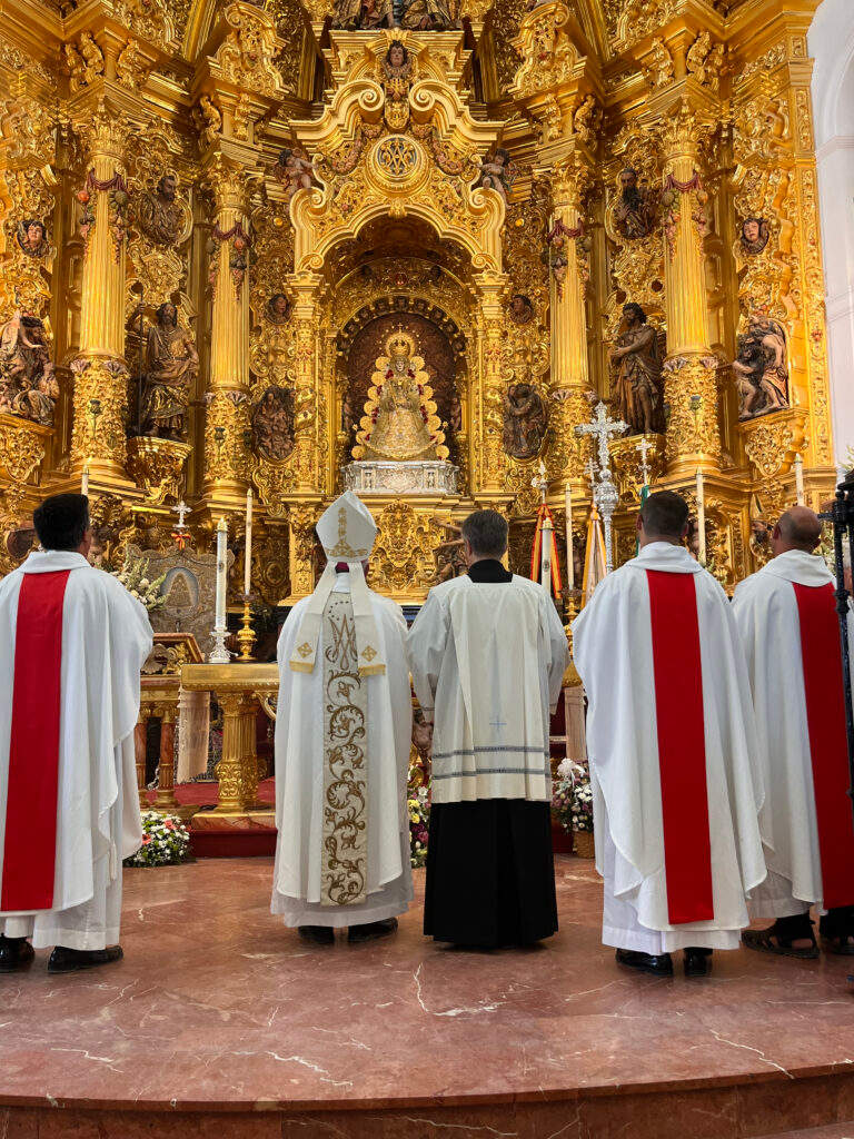 El Obispo, ante la Pastora.