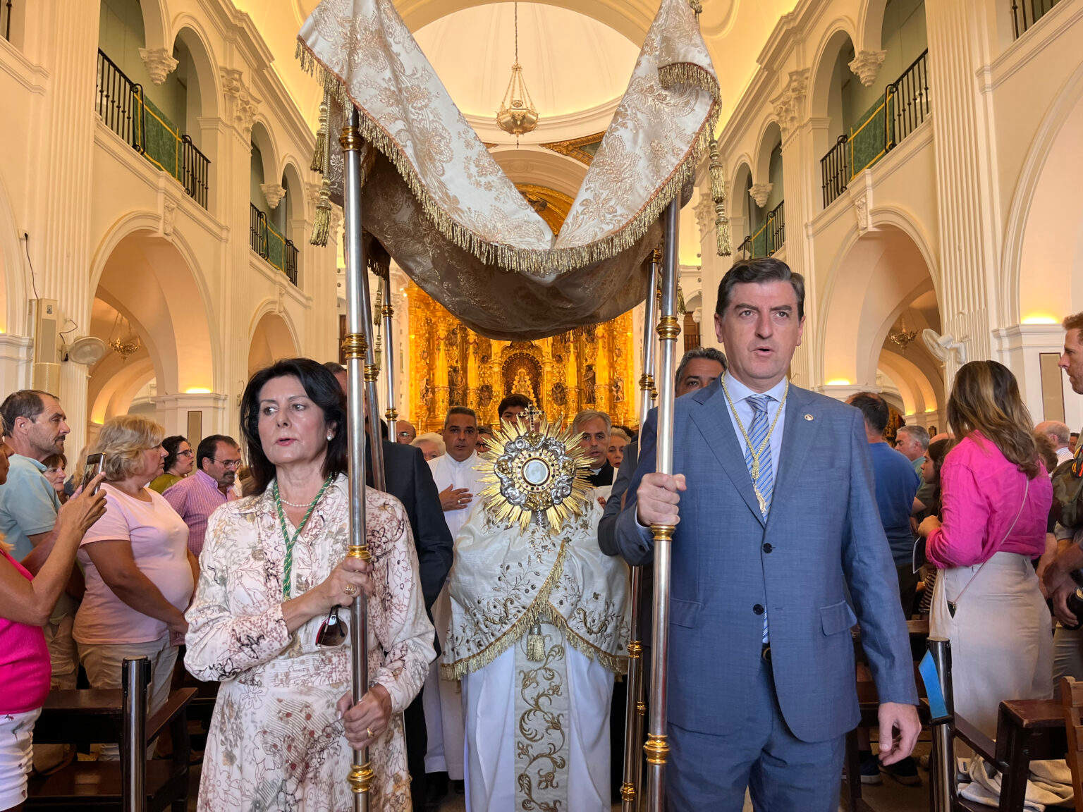 Salida de la procesión eucarística del Santuario rociero.