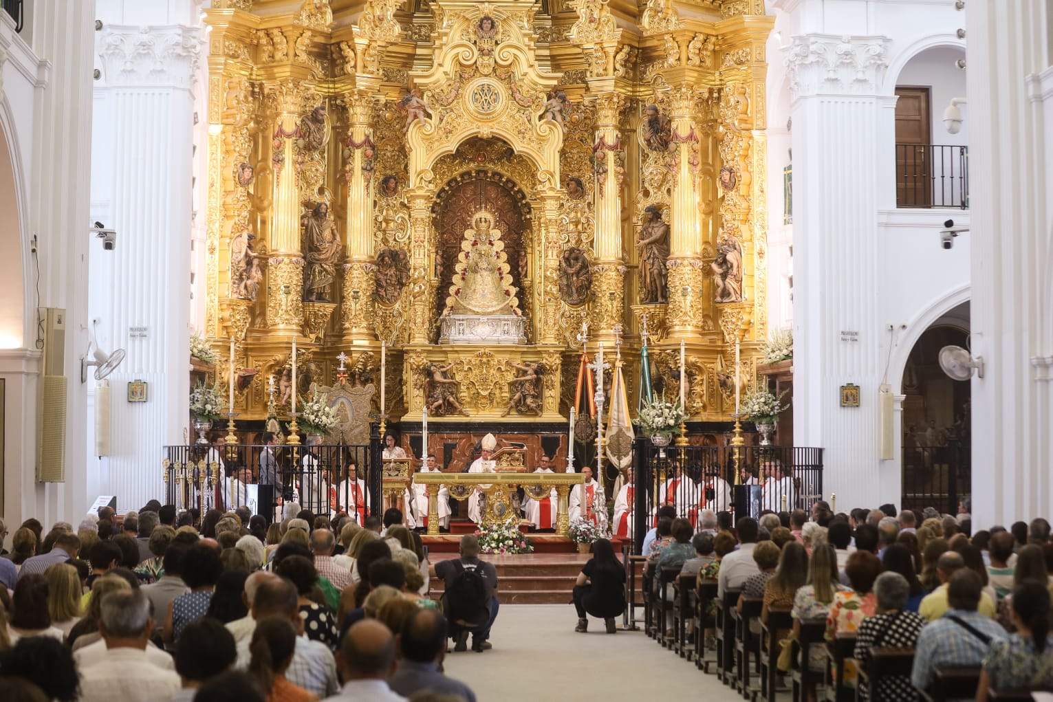 Los fieles llenan el Santuario en un día muy íntimo de Almonte.