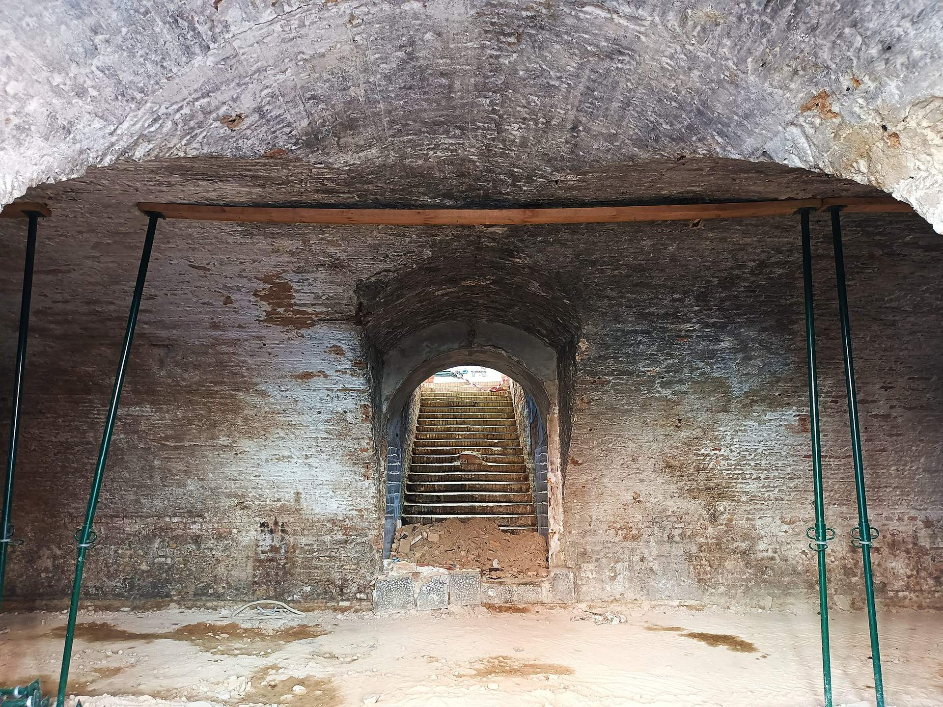 Escaleras de acceso a los calabozos, posteriores a su construcción.