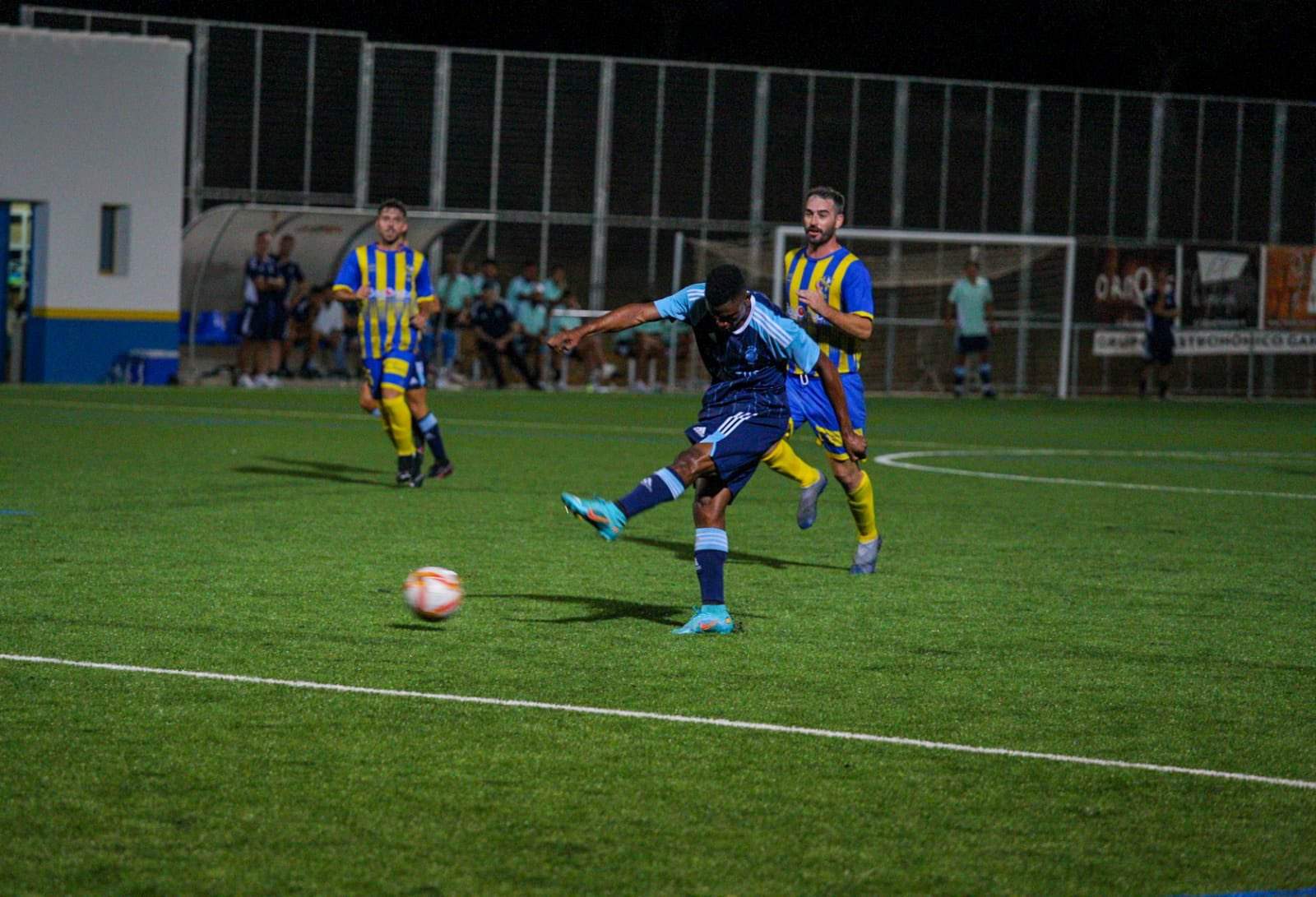Peter lanza a portería para conseguir un gol.