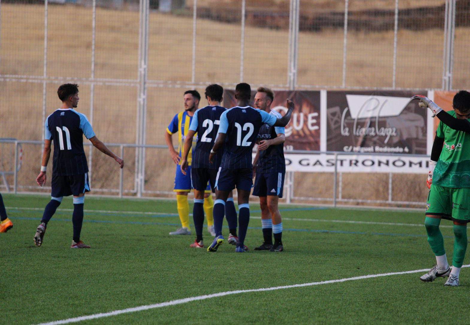 El Recre celebrando un gol.