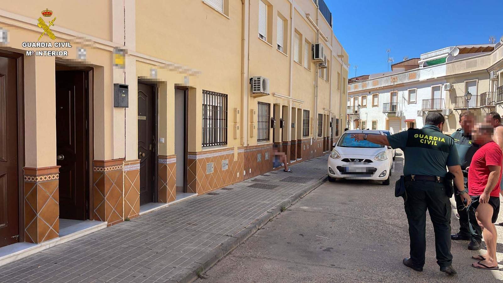 A las puertas de la calle donde se produjo el incendio