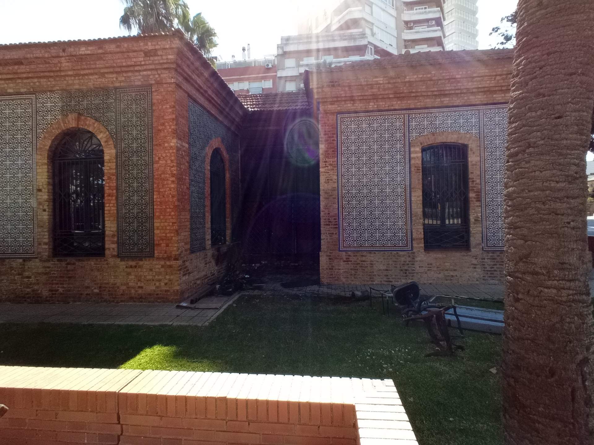 Enseres quemados en la puerta de la estación.