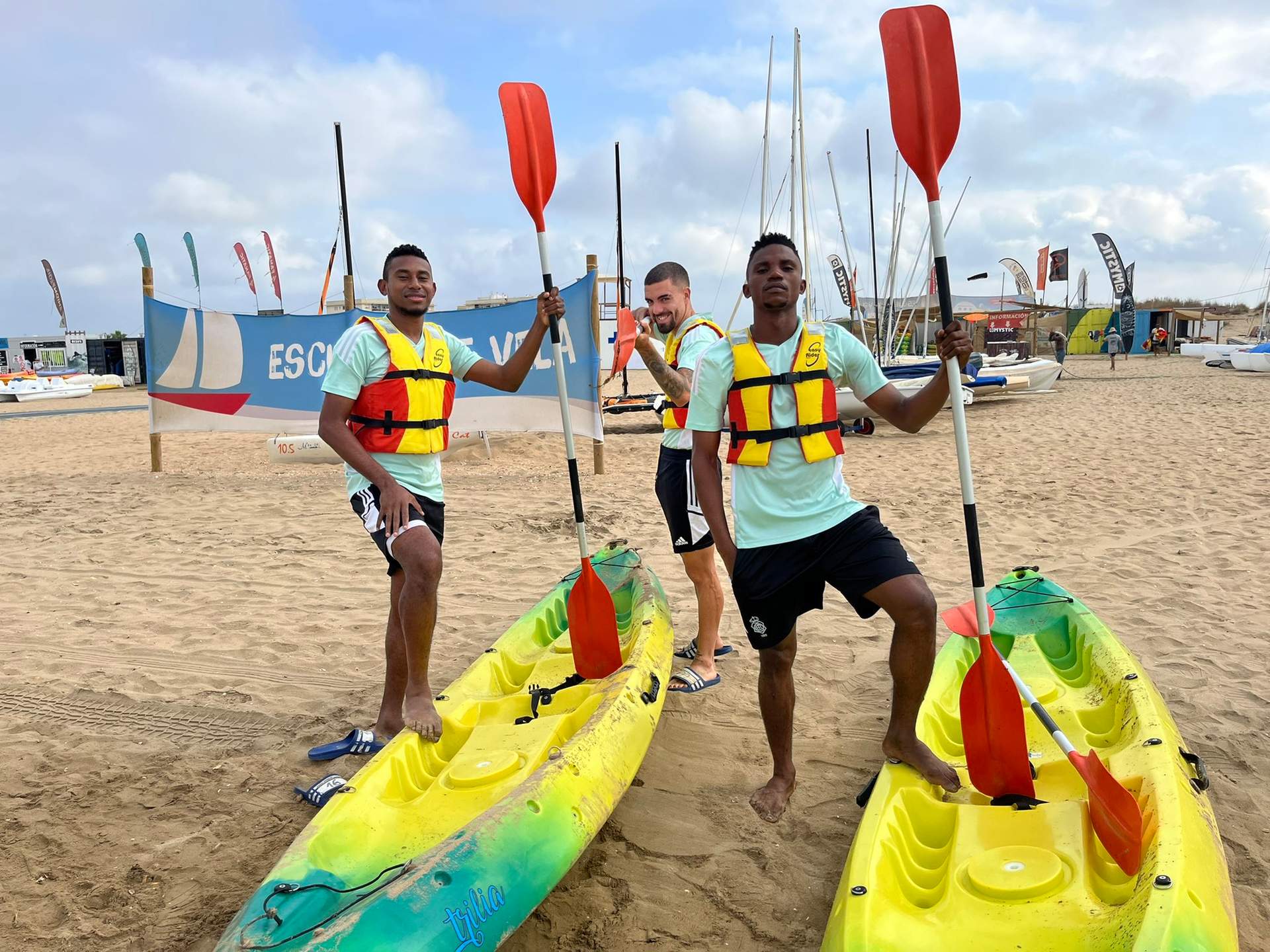 Los jugadores del Recre en la playa.