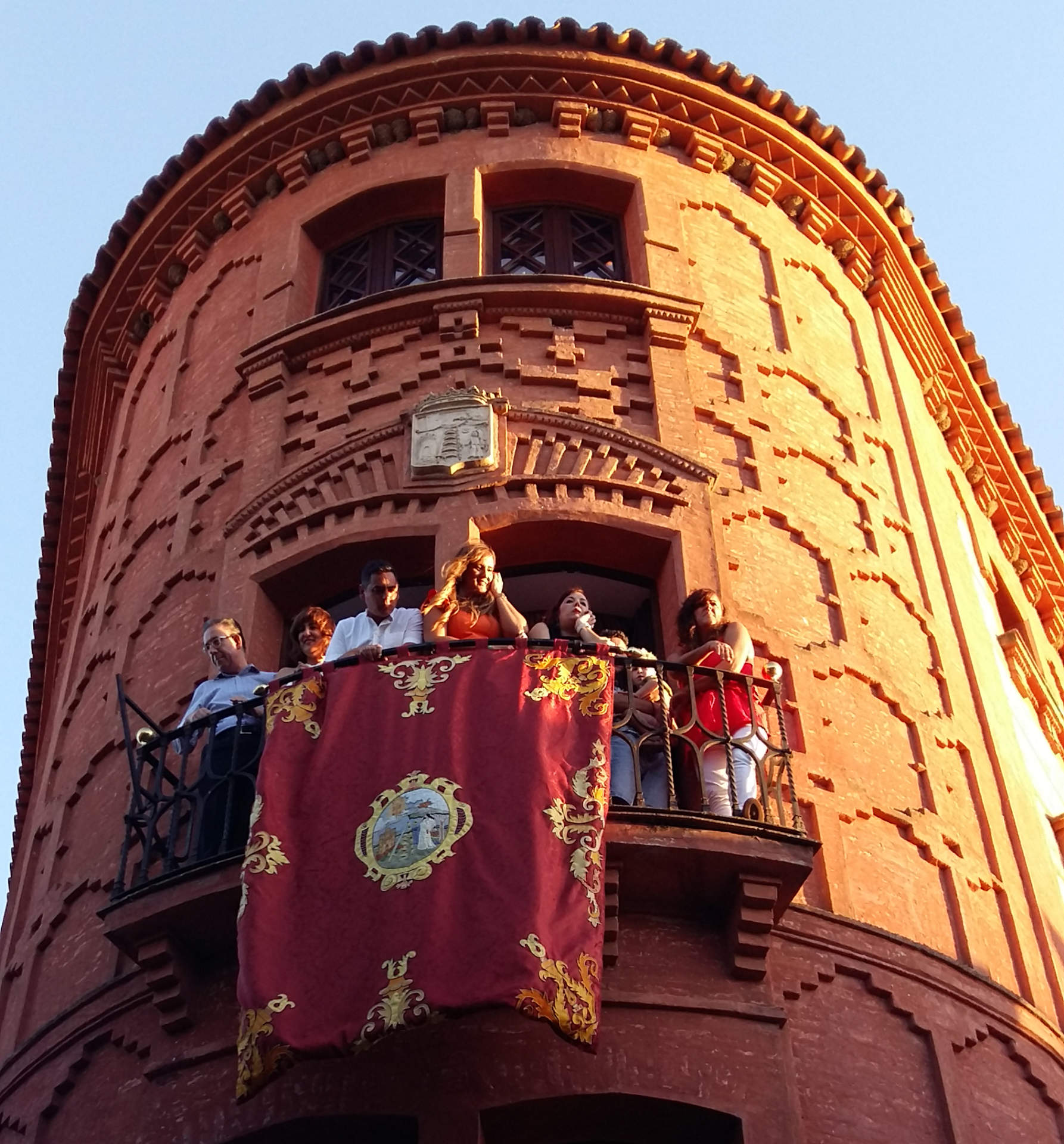 Cohete desde el balcón del Ayuntamiento en la Feria de Aracena