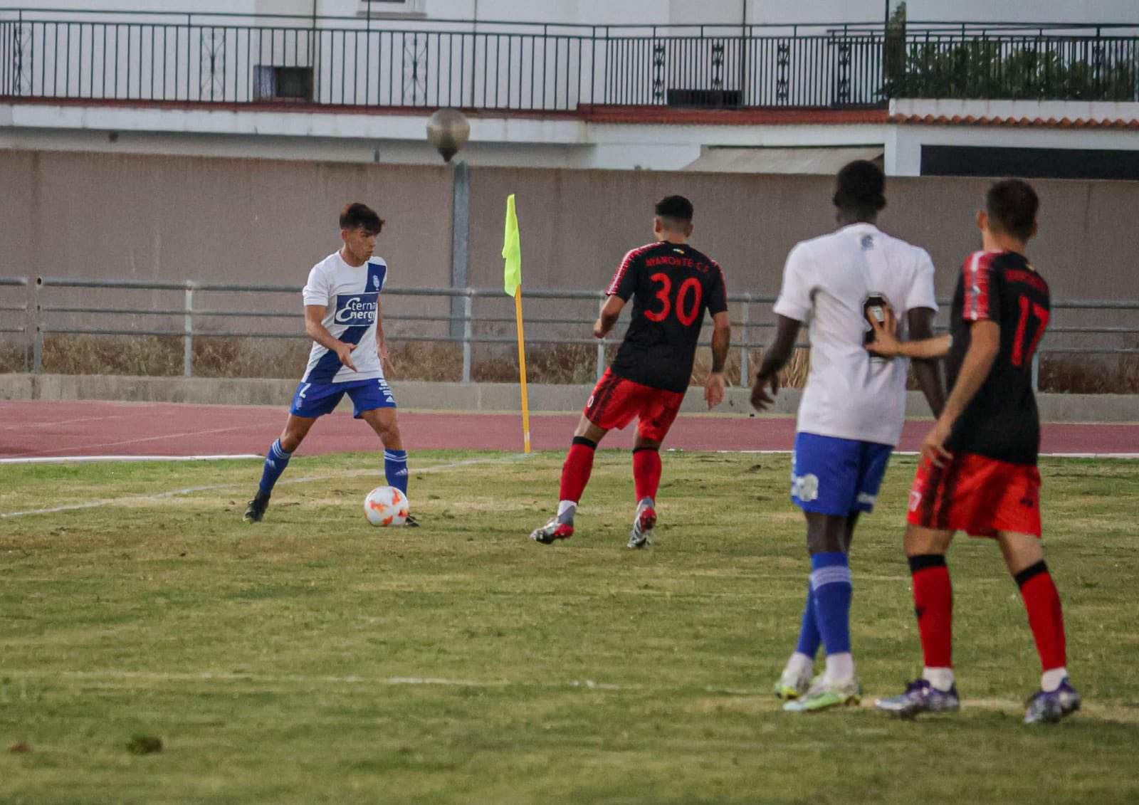 Lance del partido entre el Ayamonte y el Recre.