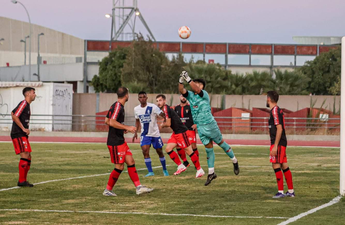 Una jugada del amistoso entre el Ayamonte y el Recre.