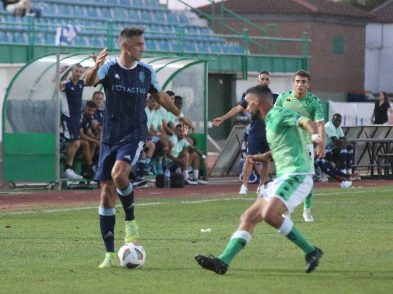 Una acción del partido entre el Villanovense y el Recre.