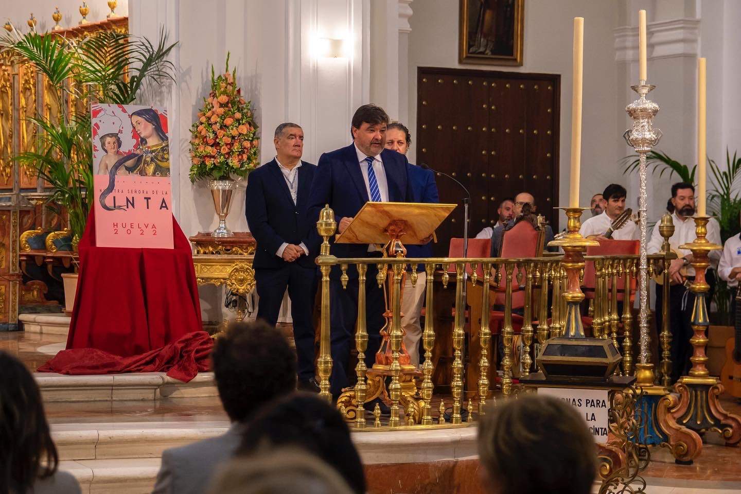 El alcalde, junto a la Hermandad de la Cinta, en el acto de anoche.