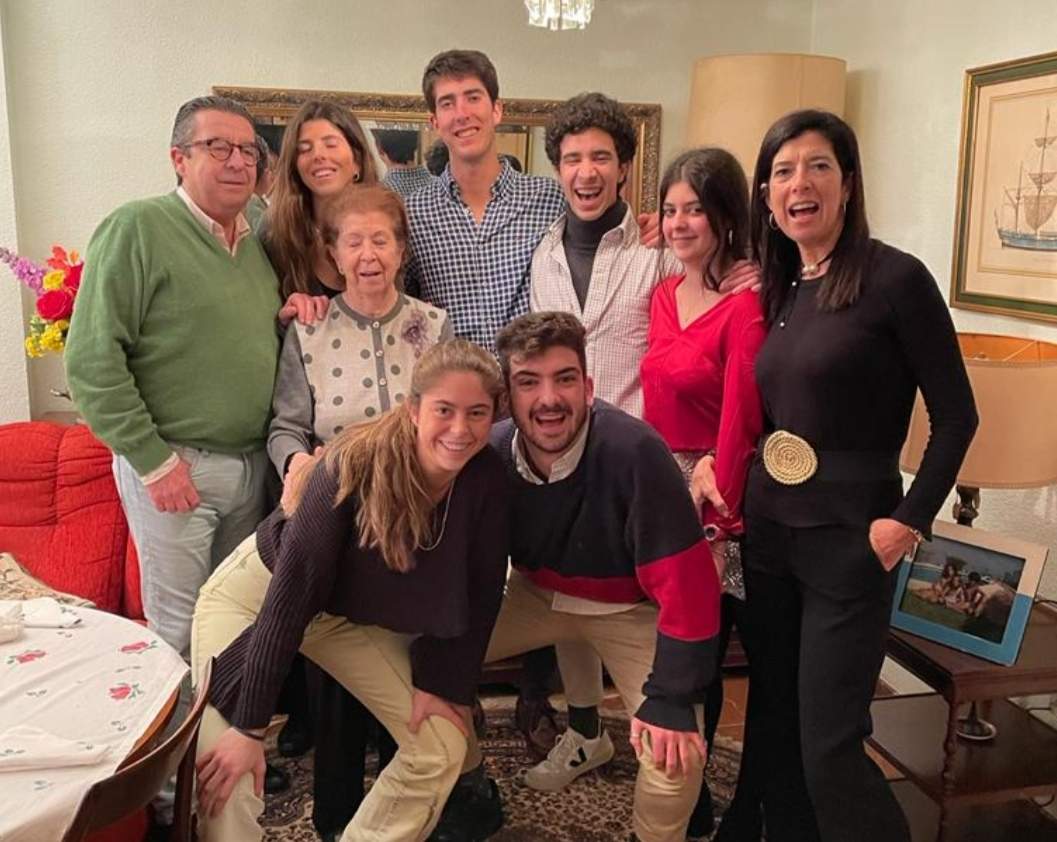 Junto a su familia.