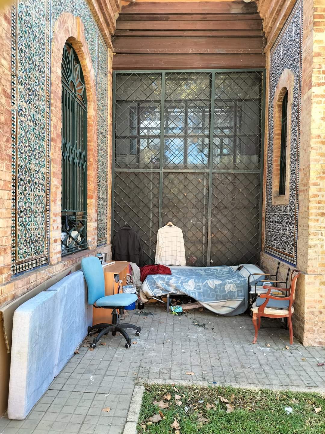 Enseres acumulados en la antigua estación de Zafra, en Avda de Alemania.
