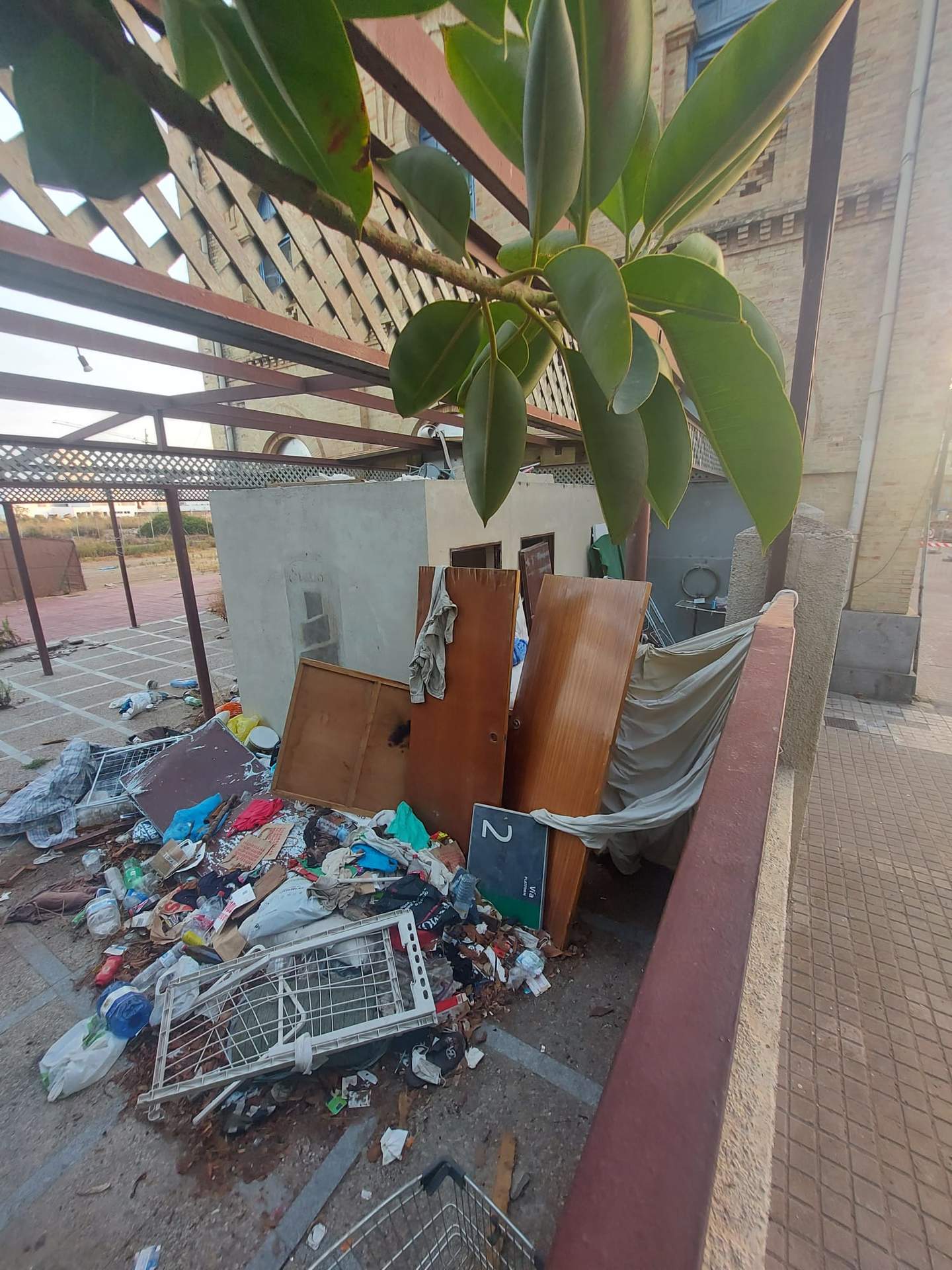 Así estaba ayer tarde, 29 de agosto, el interior del edificio de Renfe en la Avenida de Italia.