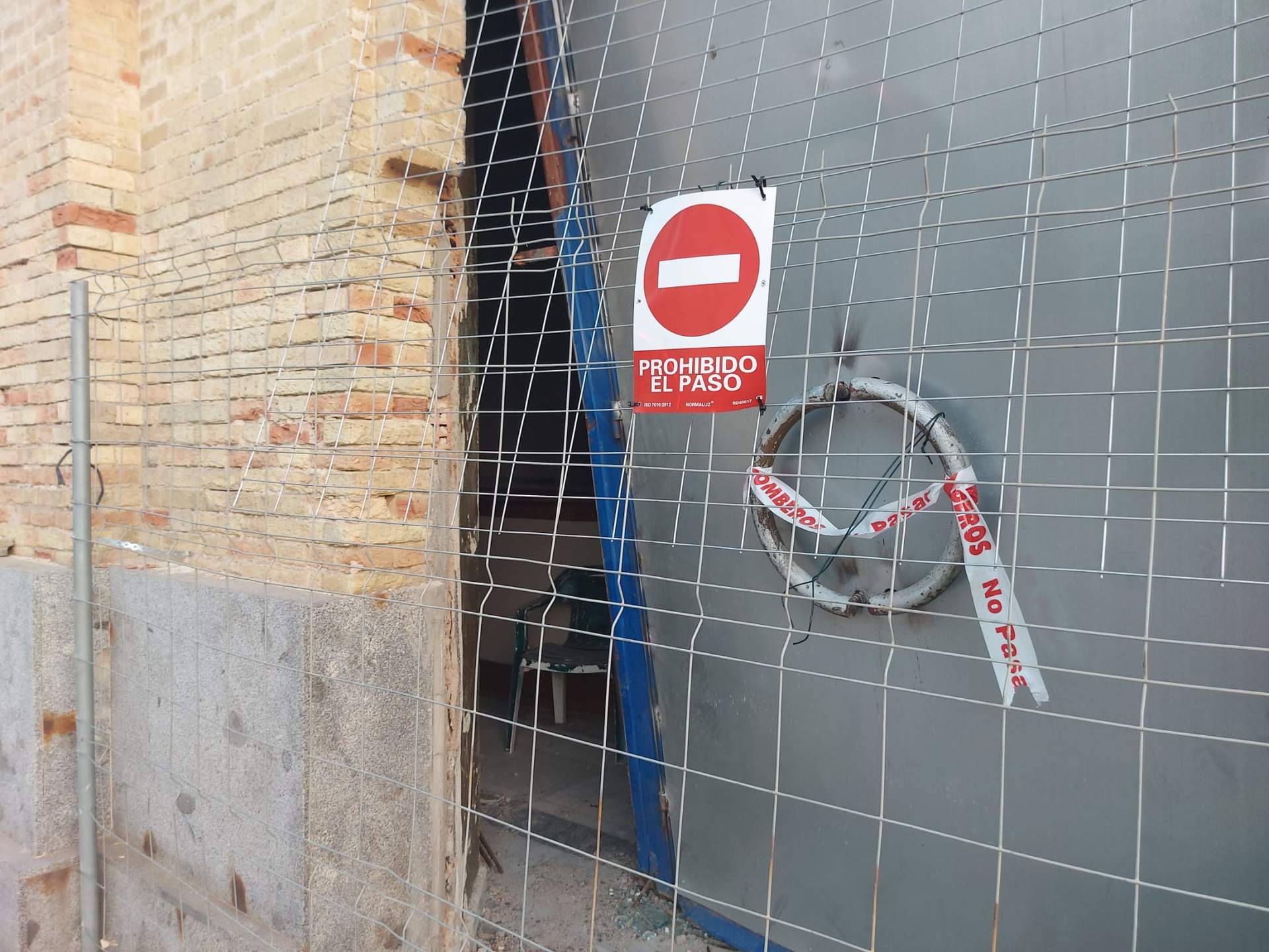 Acceso abierto al interior de la estación de Sevilla, que sigue abandonada.