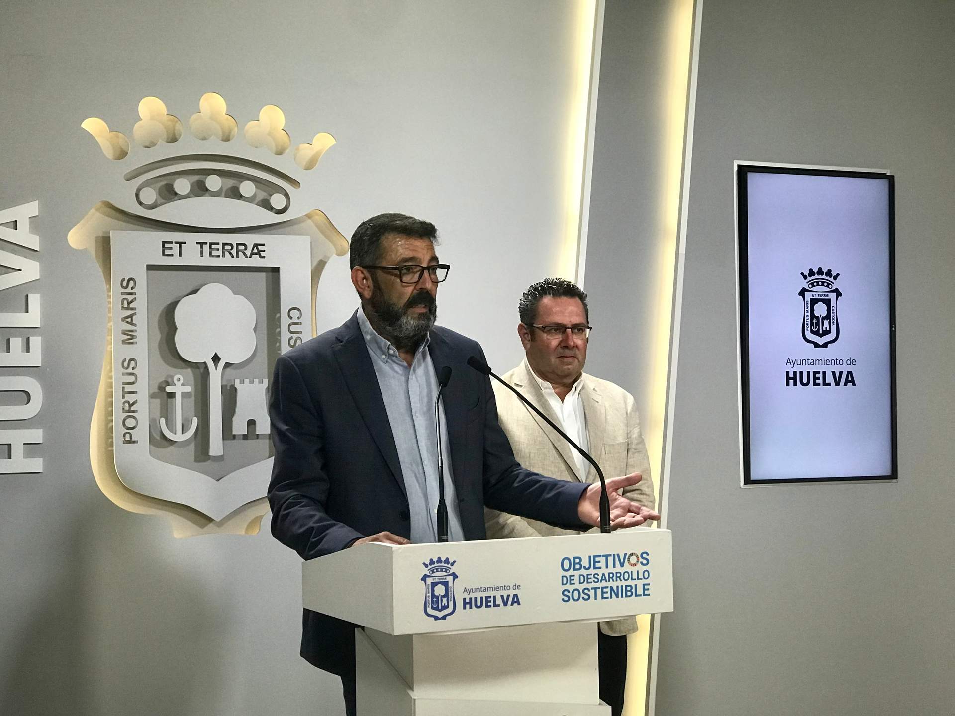 Luis Albilllo anuncia las nuevas medidas.