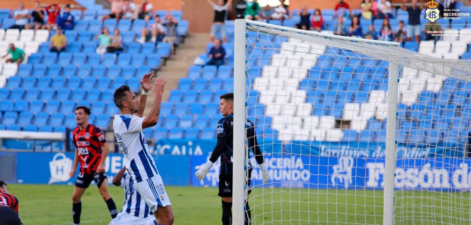 Lance del partido entre el Recre y el Yeclano.
