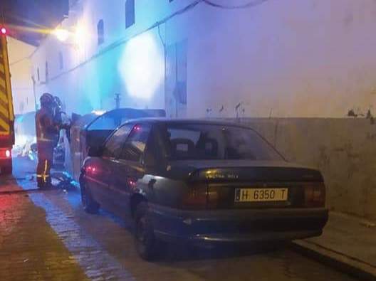 Momento en el que los bomberos sofocan el fuego