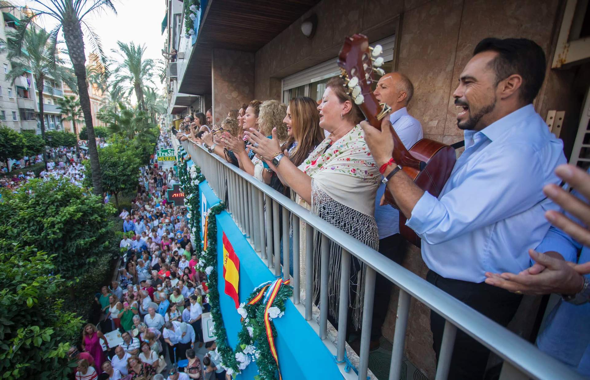 Fandangos y sevillanas se sucedieron al paso de la patrona