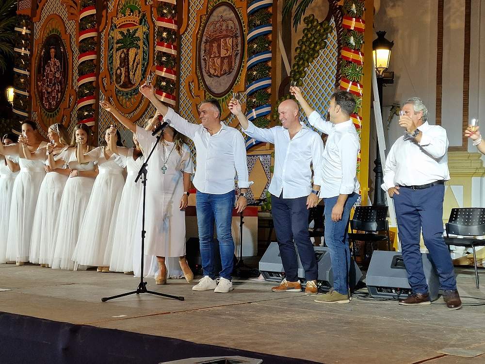 Brindis para celebrar la apertura de las fiestas