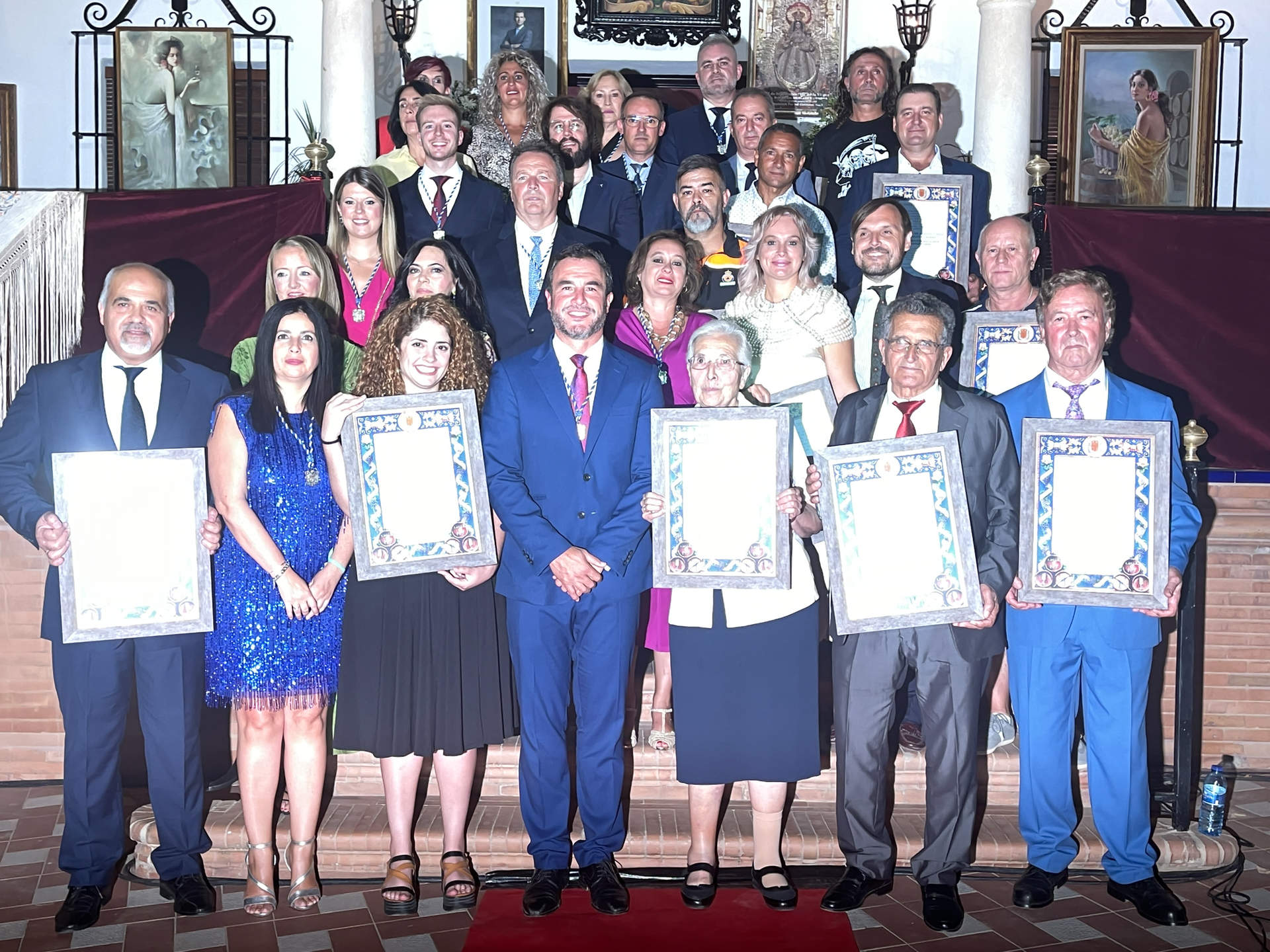 Foto de familia de los premiados y la corporación municipal