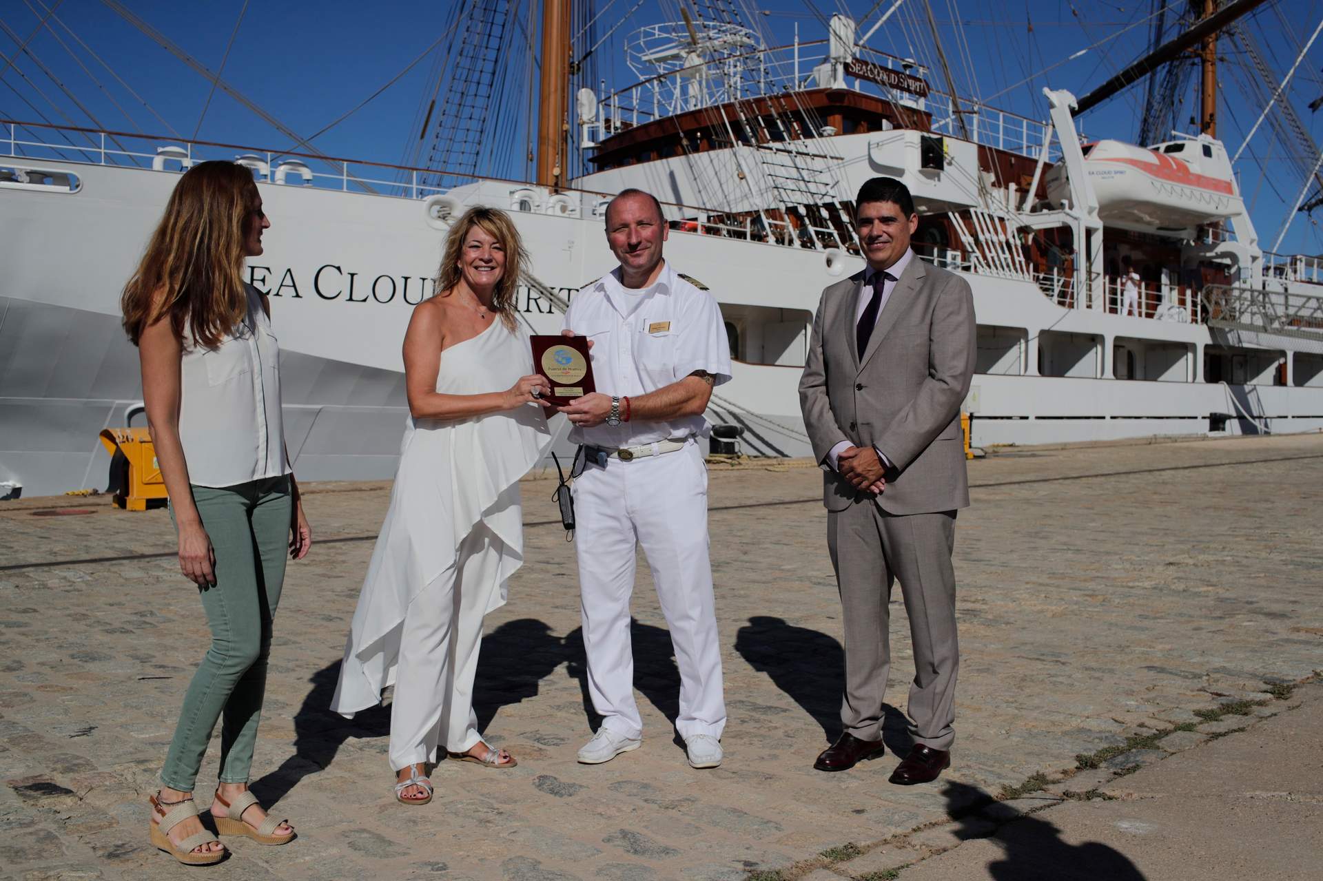 Pilar Miranda hace entrega de un obsequio al capitán del velero