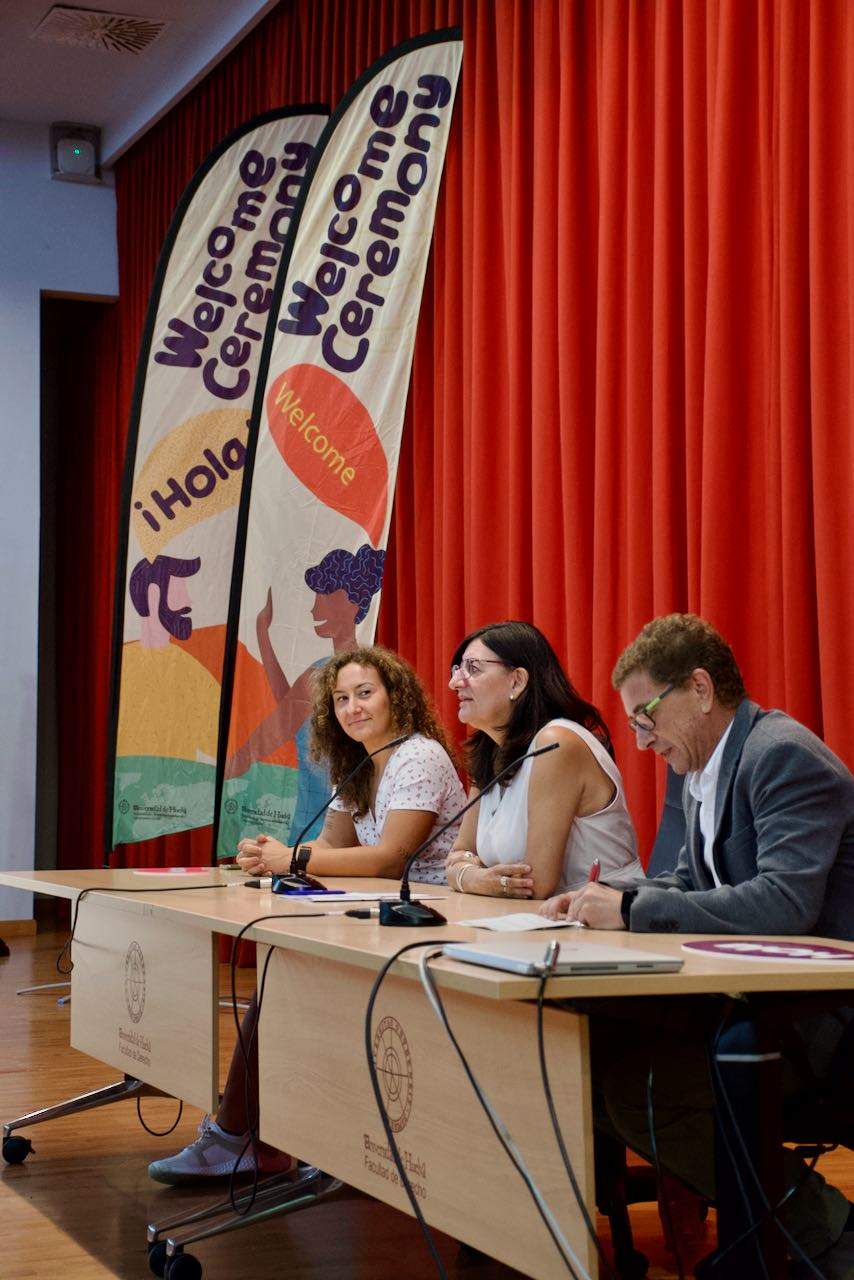 La Rectora da la bienvenida a los estudiantes a la UHU.