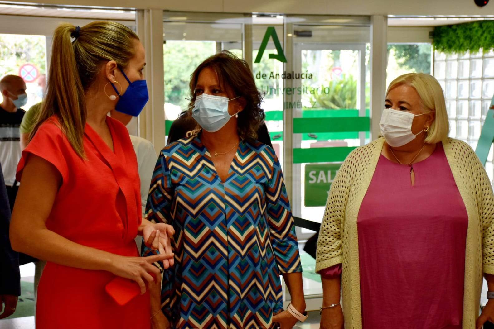 Representantes institucionales de la Junta de Andalucía a su llegada al Hospital