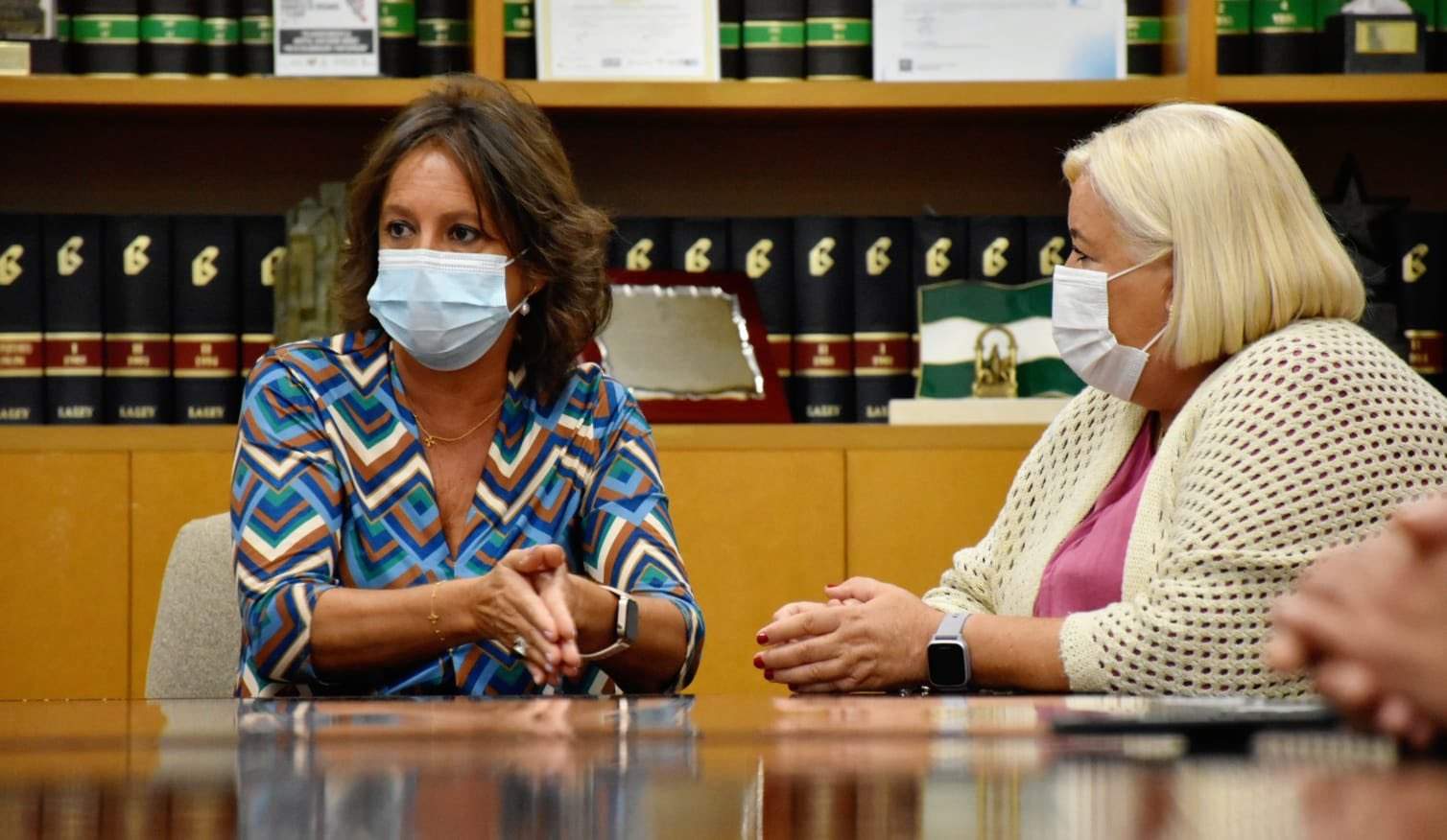 La consejera, Catalina García, y la delegada, Manuela Caro ayer en Huelva.