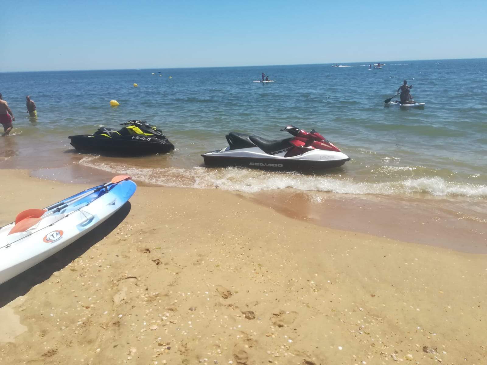 Motos aparcadas en la playa.