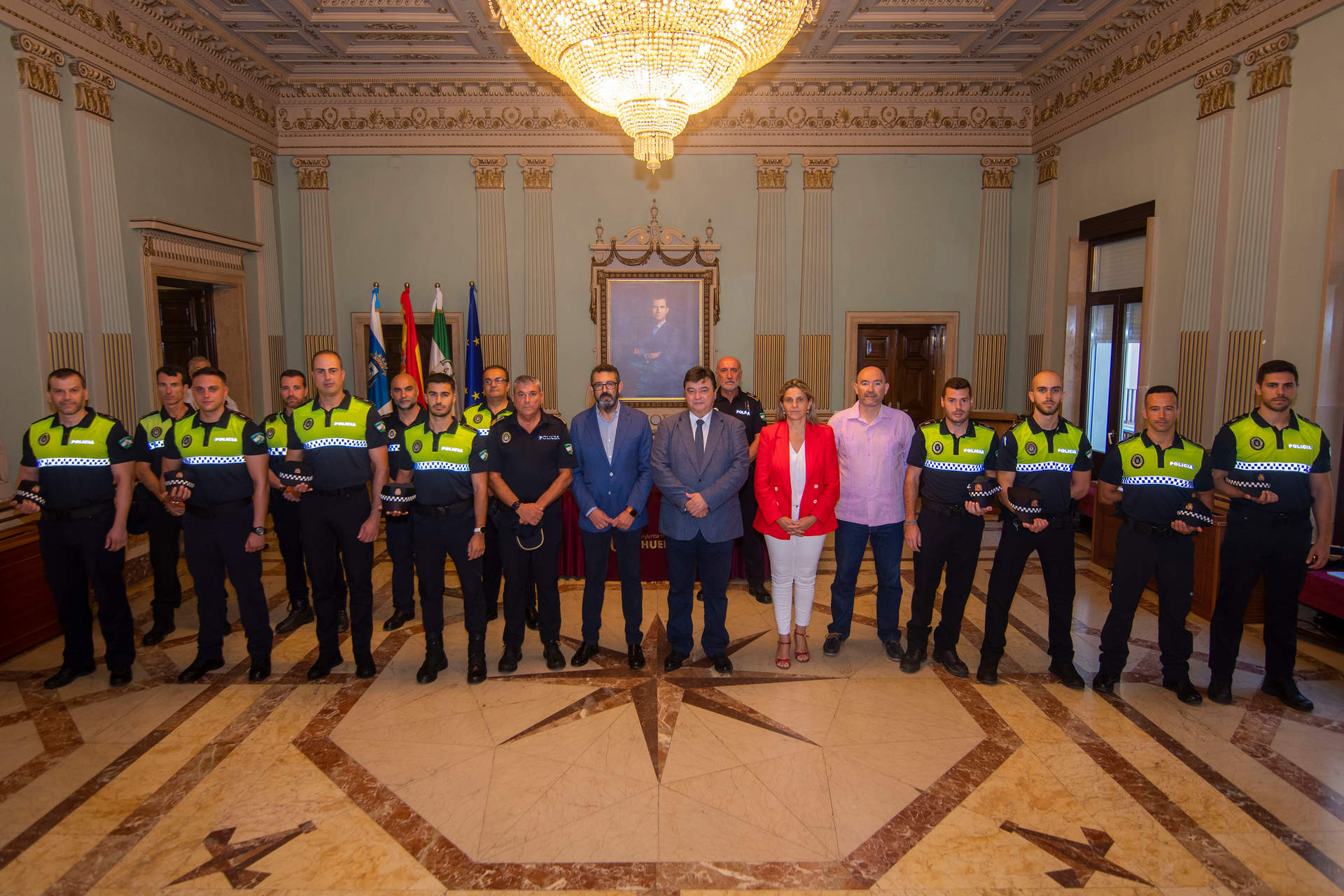 Foto de los representantes públicos y los nuevos agentes de Policía