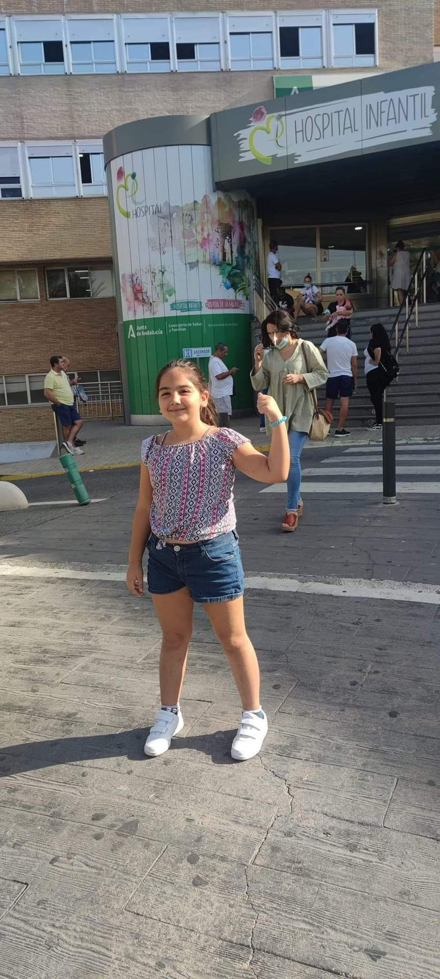 Mostrando su alegría.