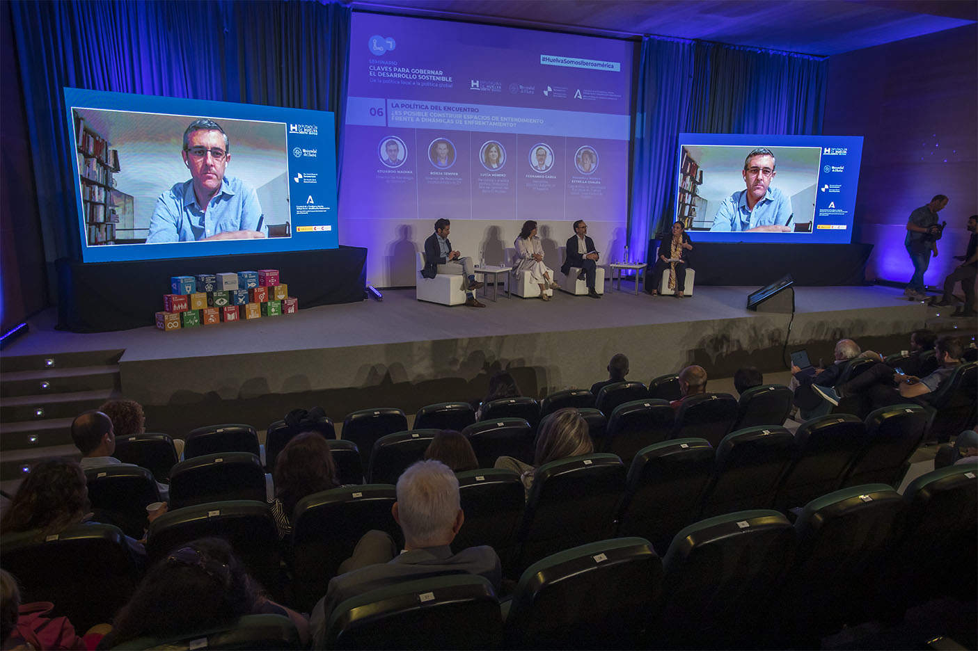 El salón de actos, repleto de participantes.