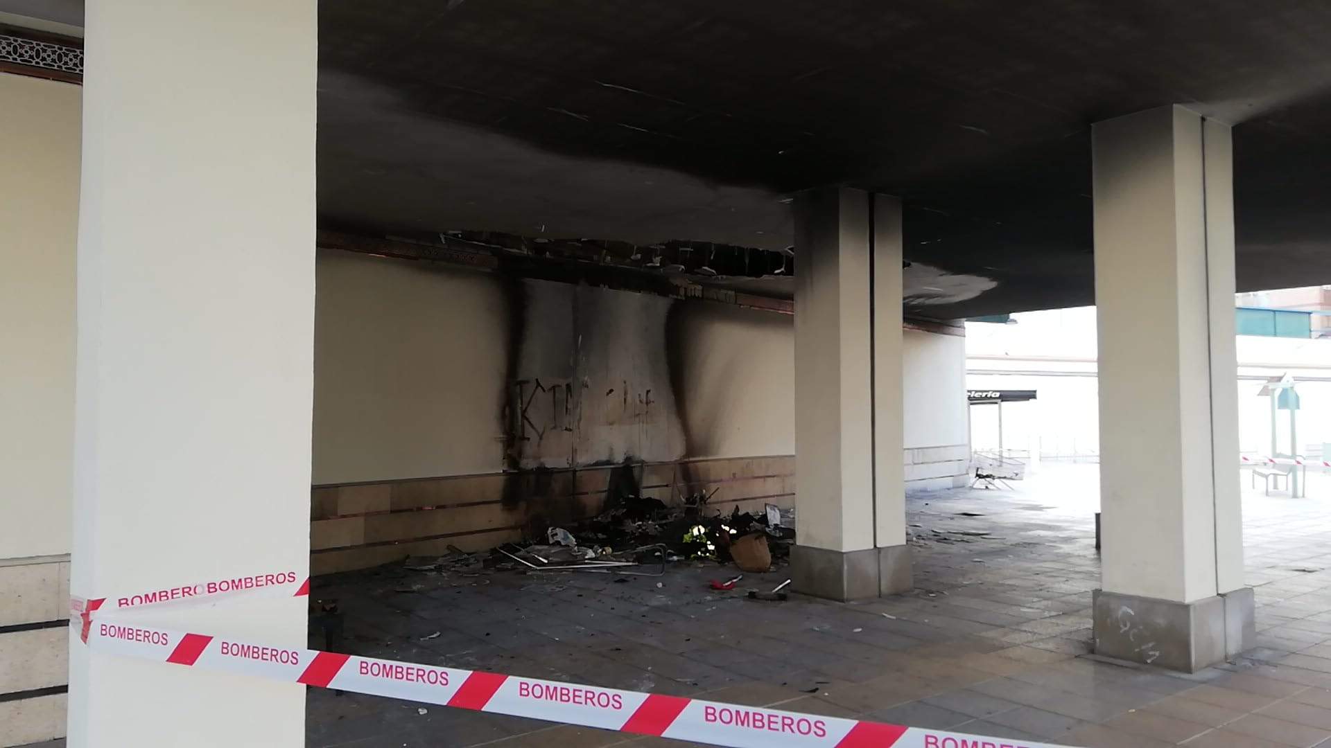Zona incendiada en Adoratrices, con el precinto policial.