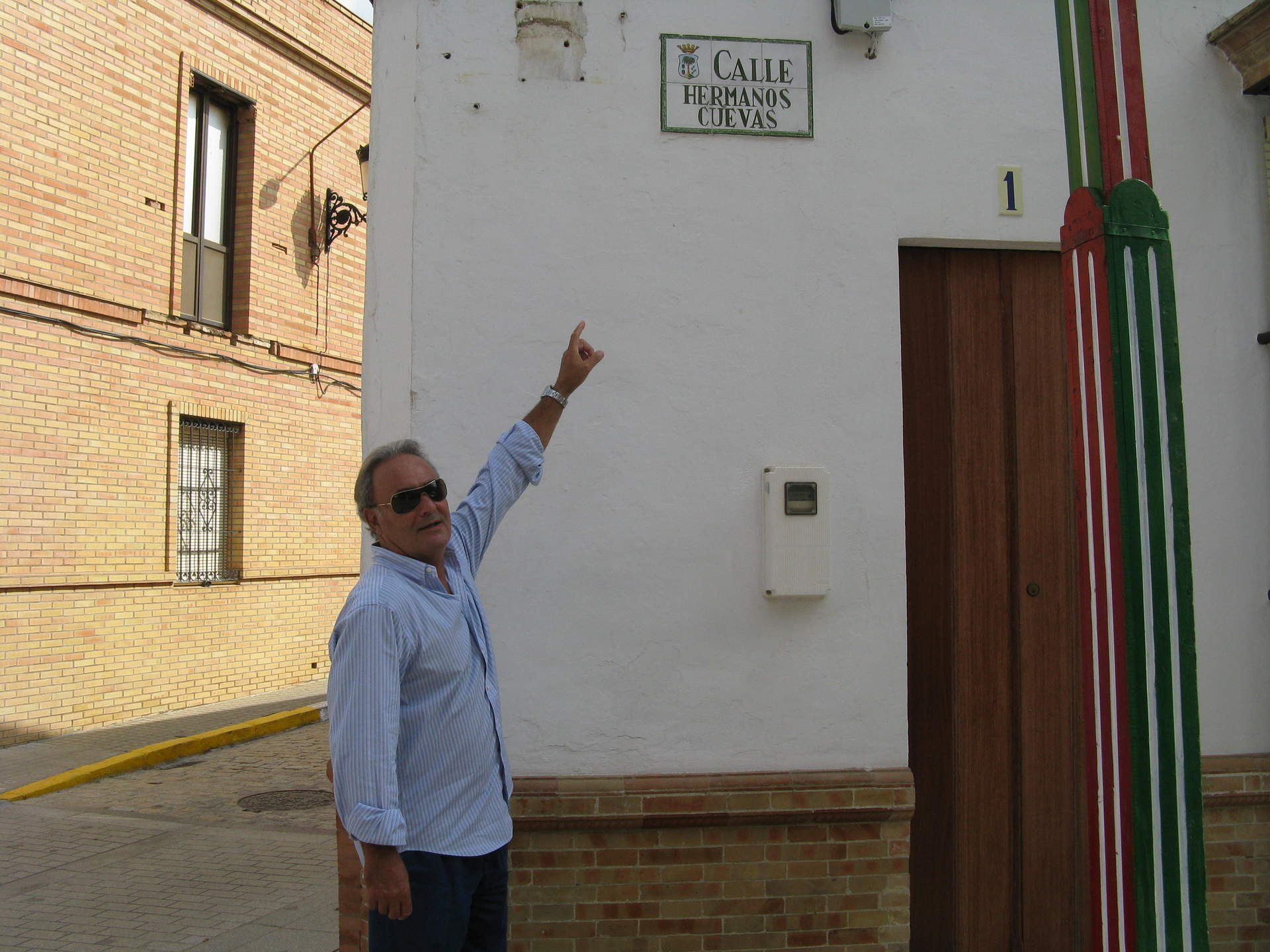 Carlos junto a la calle dedicada al abuelo y el tío de Julio Iglesias